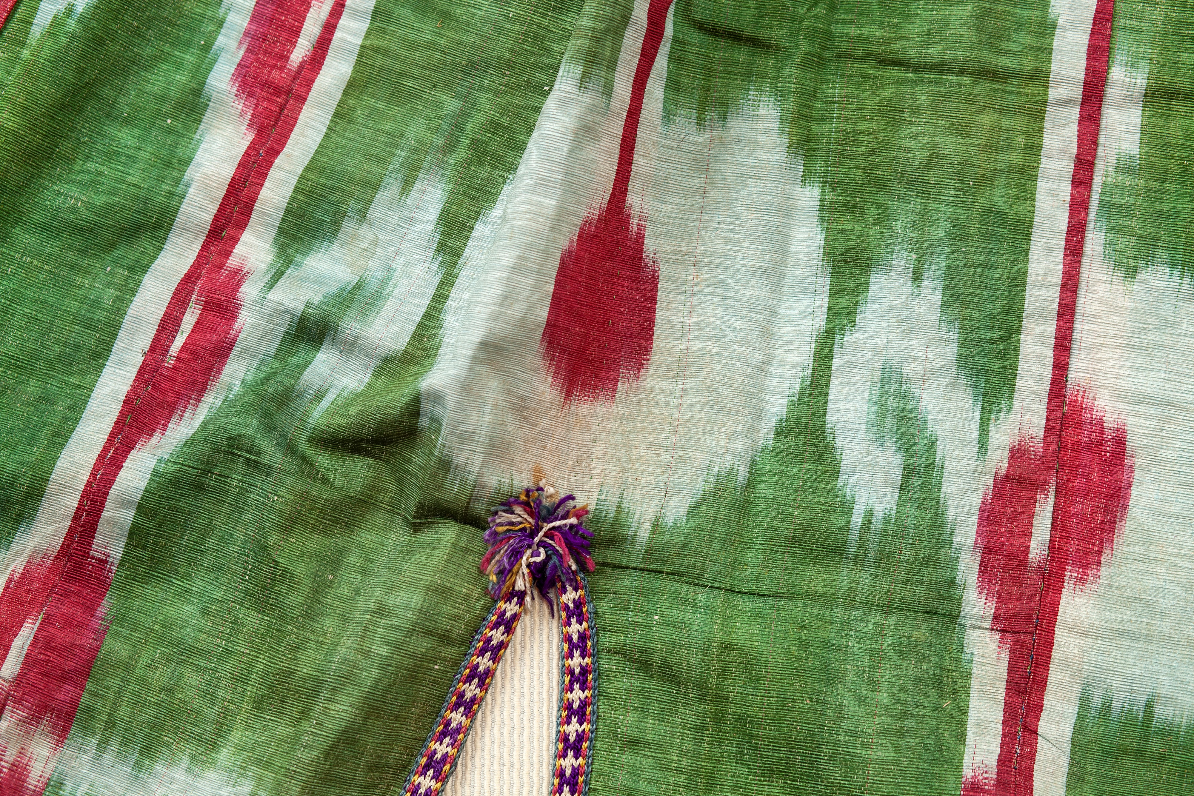 Abito Uzbeko 'Chapan', Tessuto in seta con tecnica 'Ikat', Prima metà XX secolo