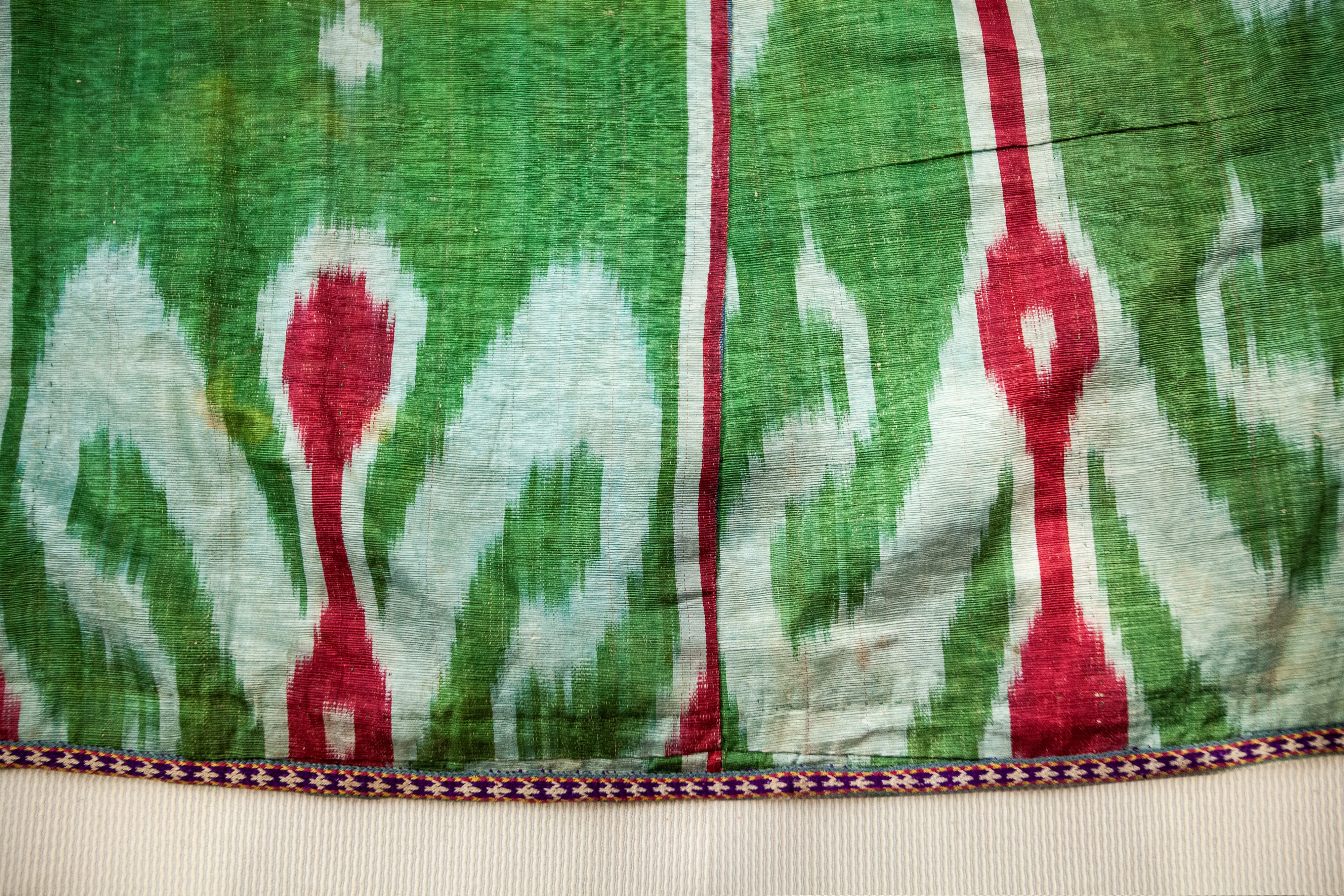 Abito Uzbeko 'Chapan', Tessuto in seta con tecnica 'Ikat', Prima metà XX secolo