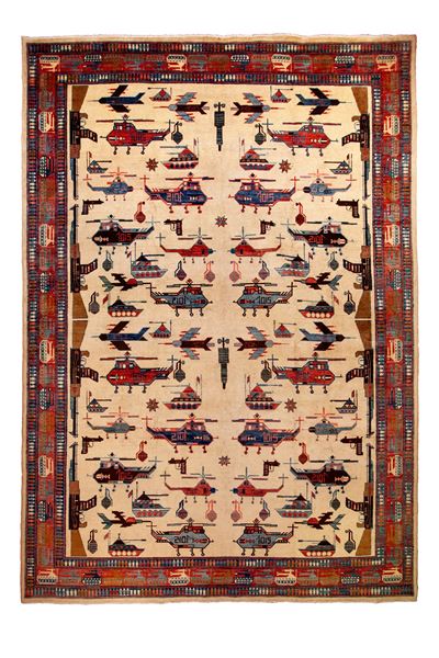 Tappeto annodato afghano con motivi di guerra, inizio XXI secolo, 380x275 cm
