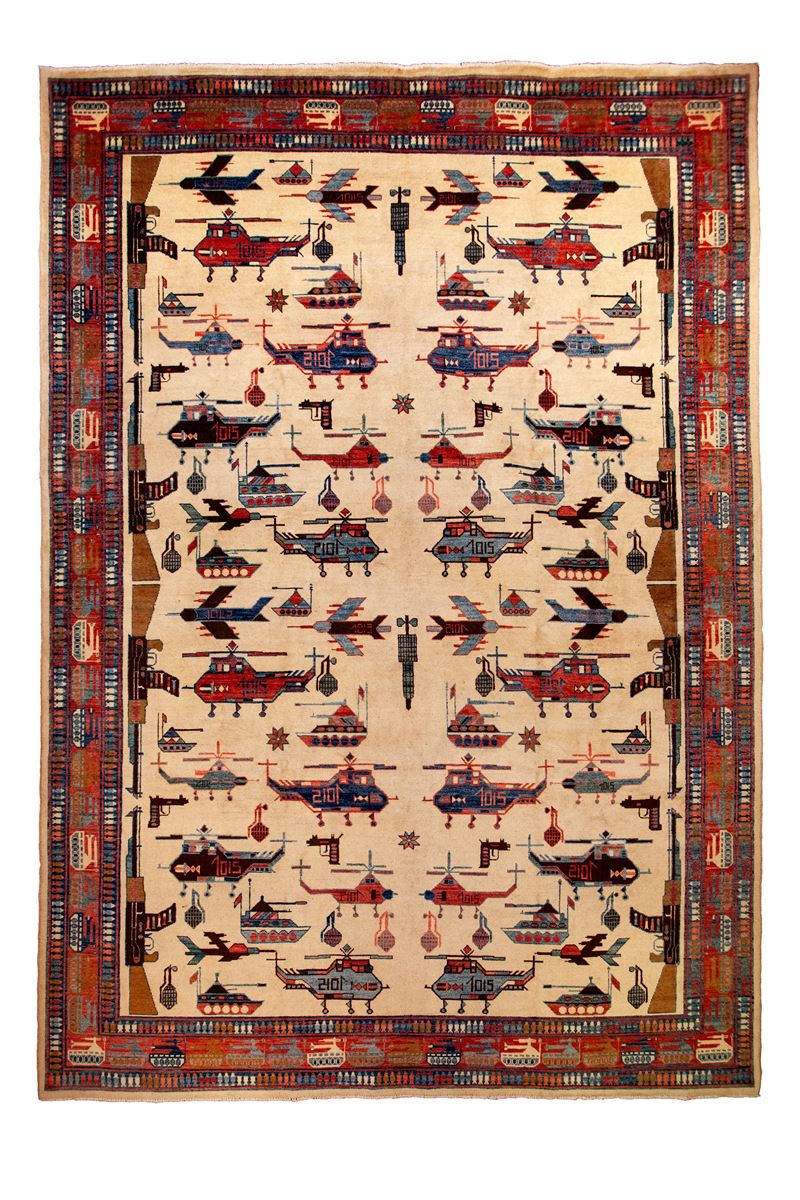 Tappeto annodato afghano con motivi di guerra, inizio XXI secolo, 380x275 cm