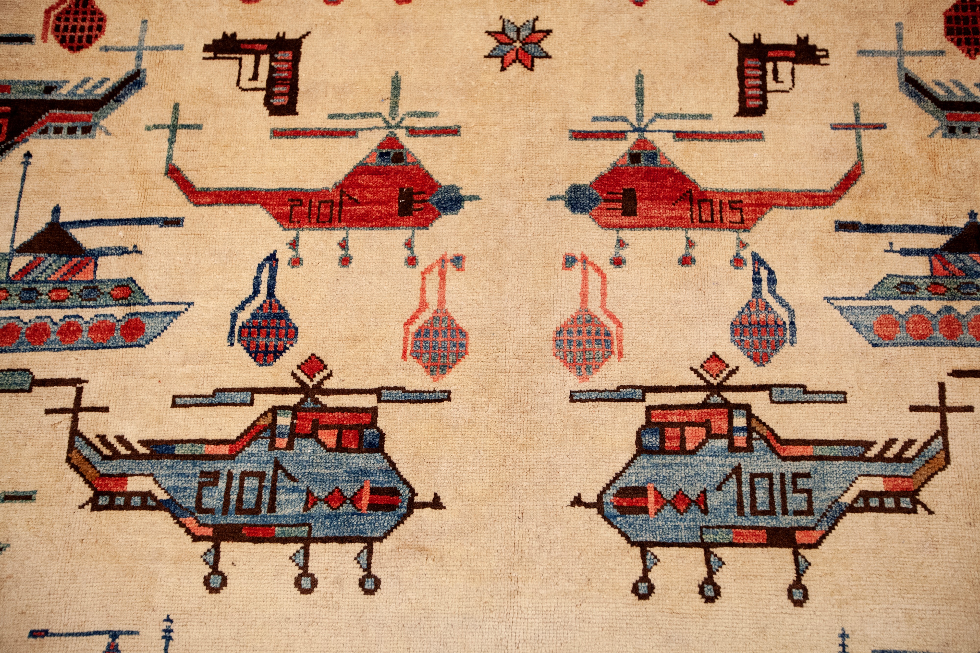 Tappeto annodato afghano con motivi di guerra, inizio XXI secolo, 380x275 cm