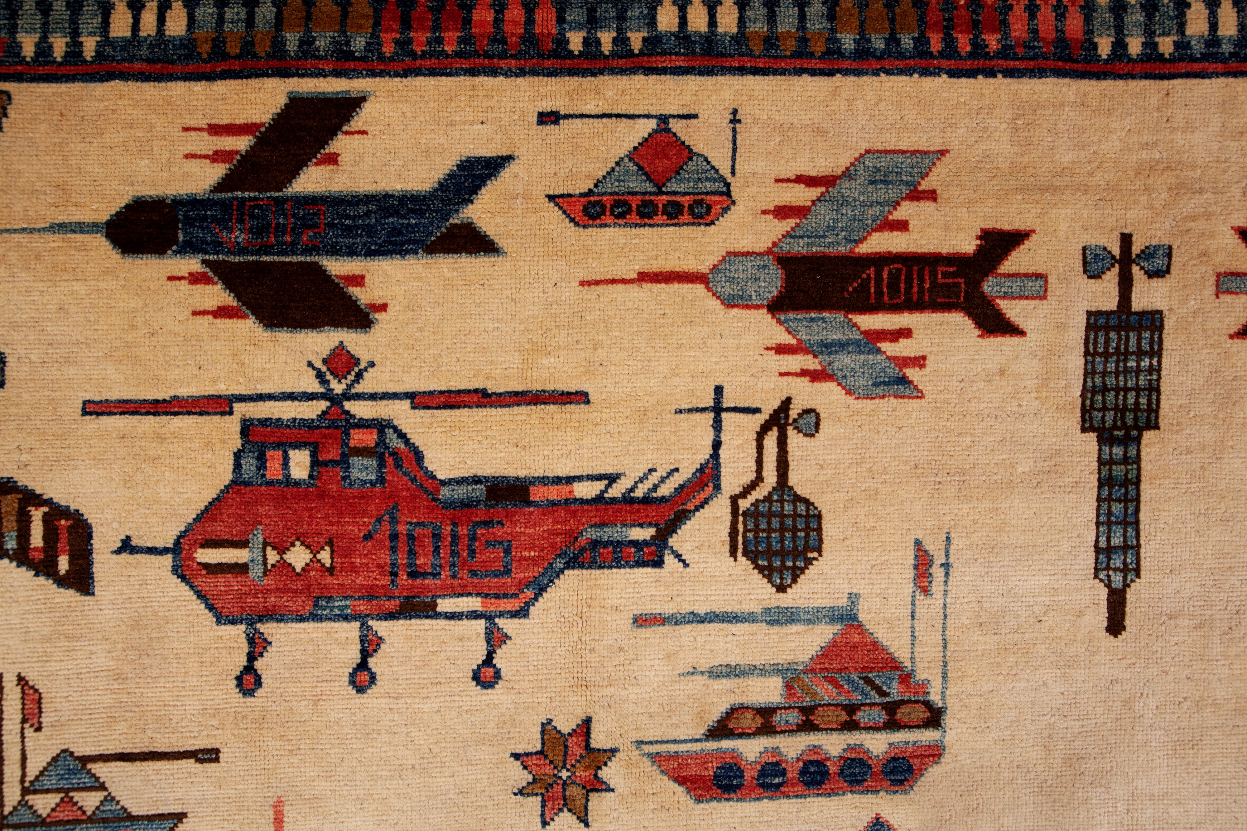 Tappeto annodato afghano con motivi di guerra, inizio XXI secolo, 380x275 cm