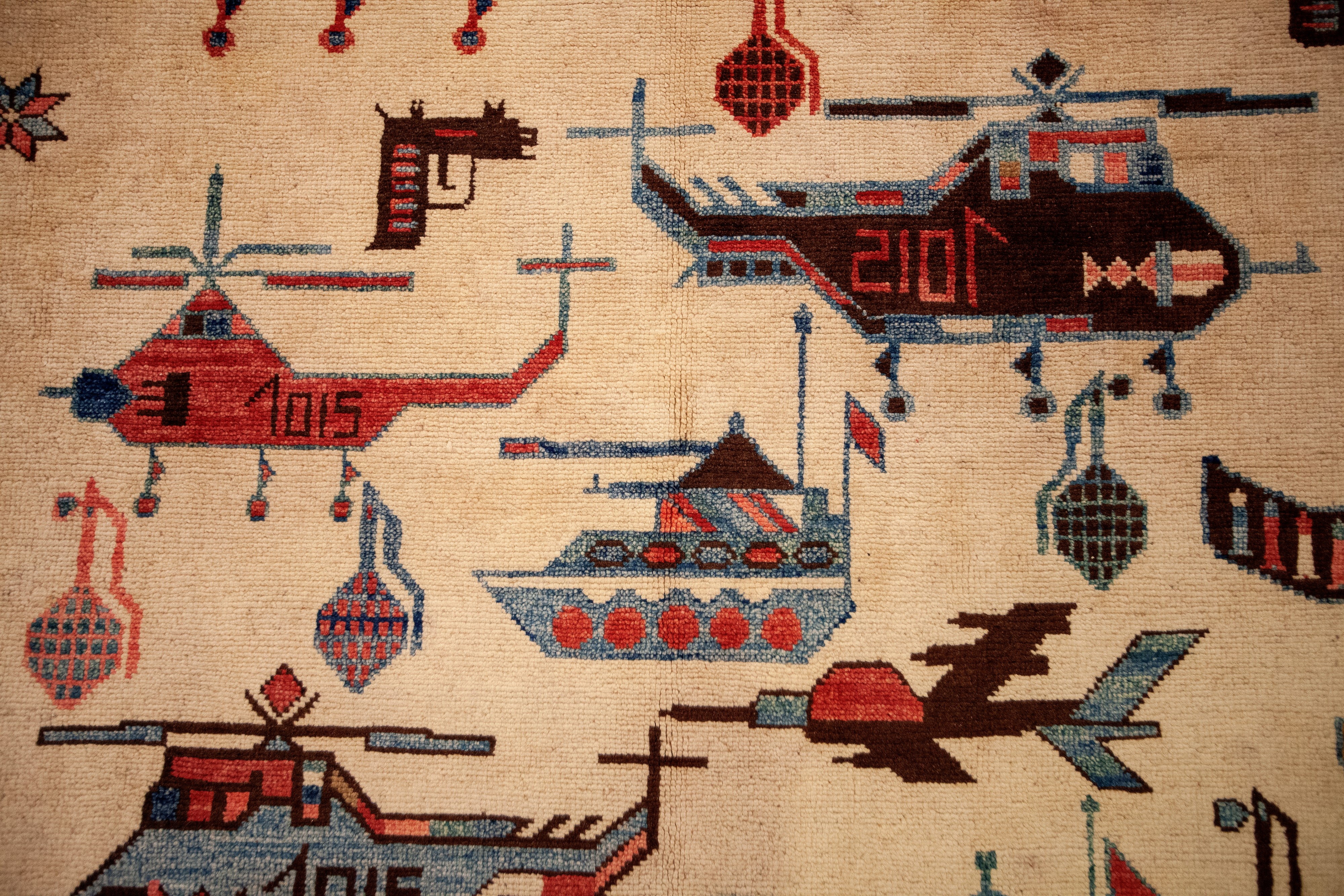Tappeto annodato afghano con motivi di guerra, inizio XXI secolo, 380x275 cm