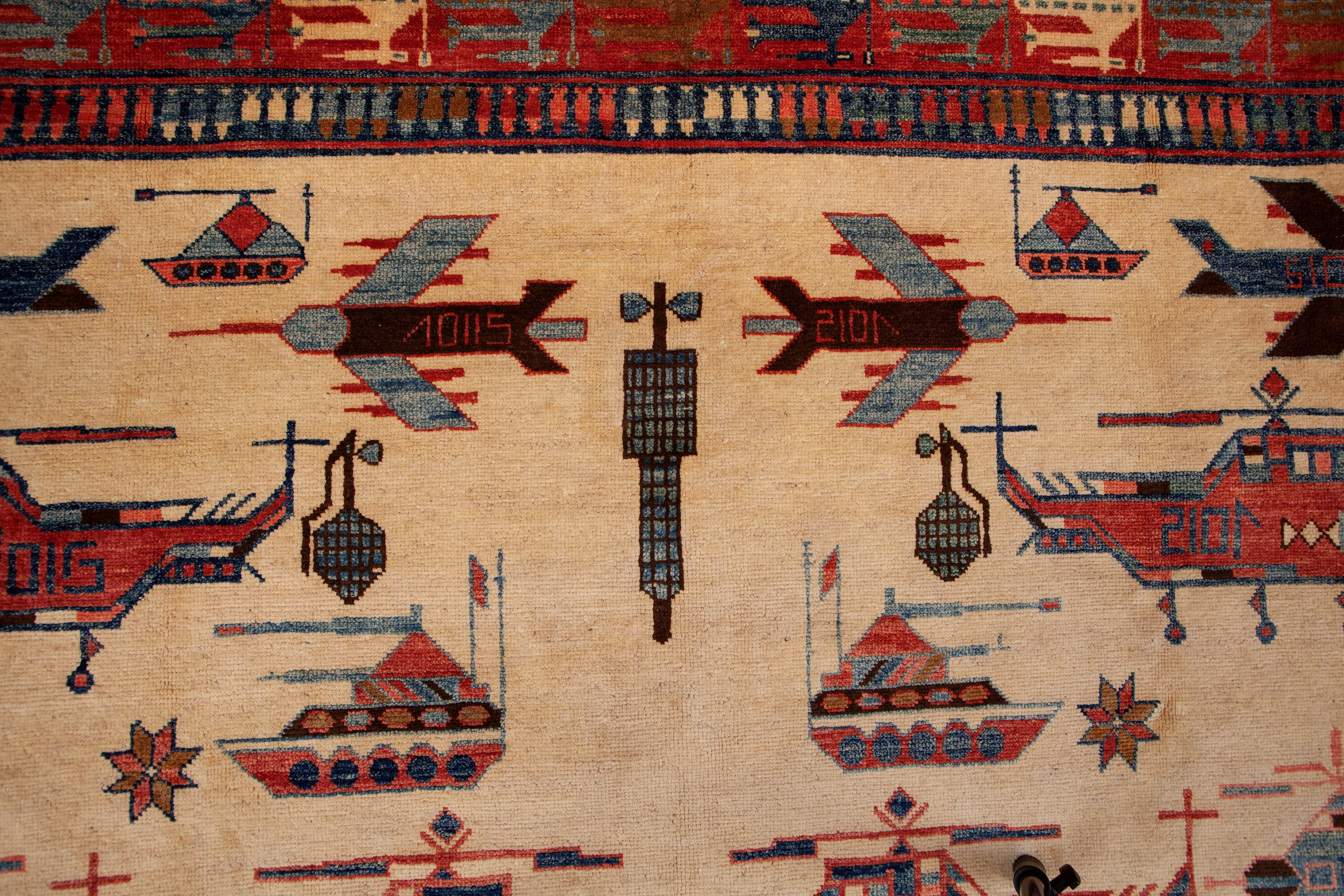 Tappeto annodato afghano con motivi di guerra, inizio XXI secolo, 380x275 cm