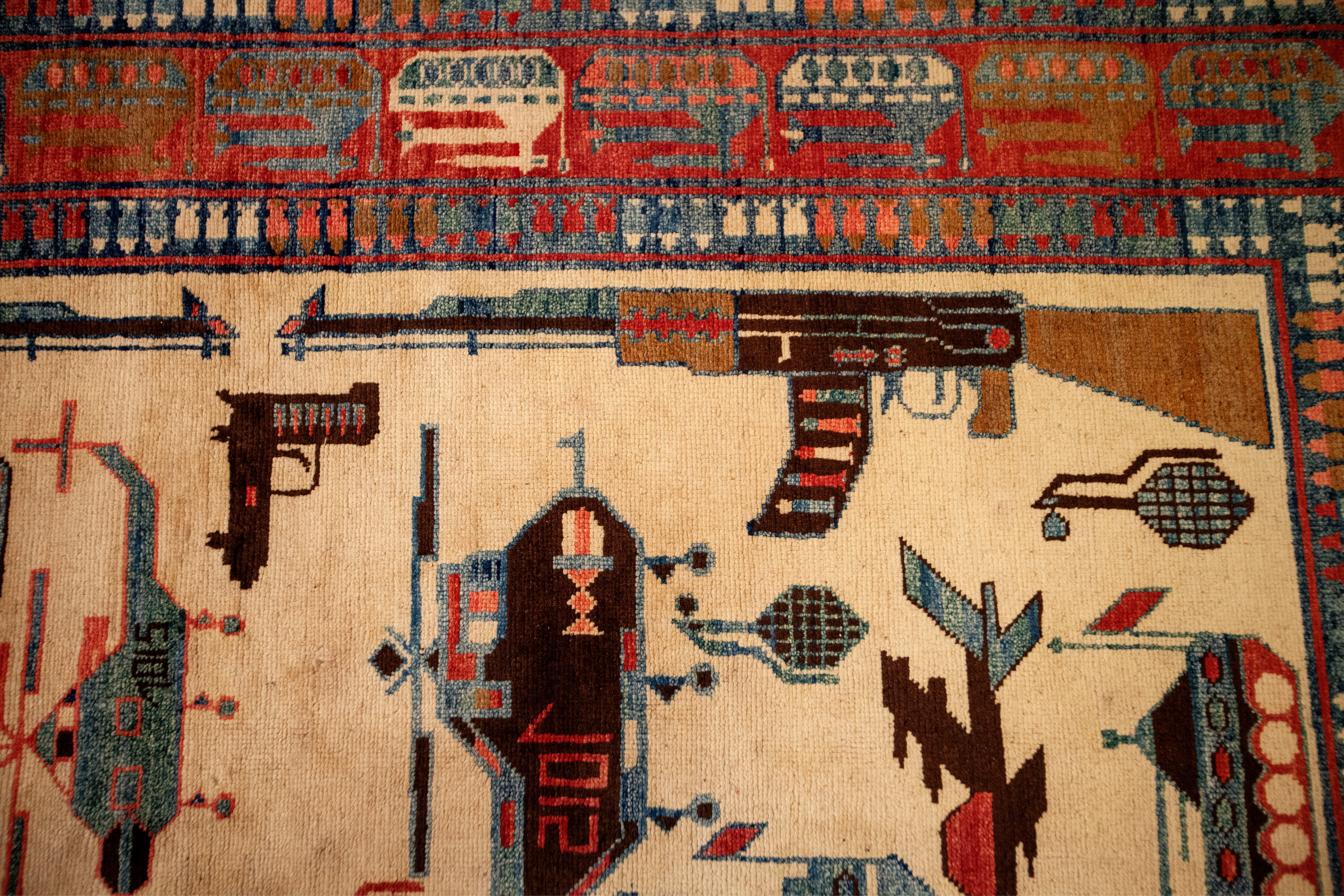 Tappeto annodato afghano con motivi di guerra, inizio XXI secolo, 380x275 cm