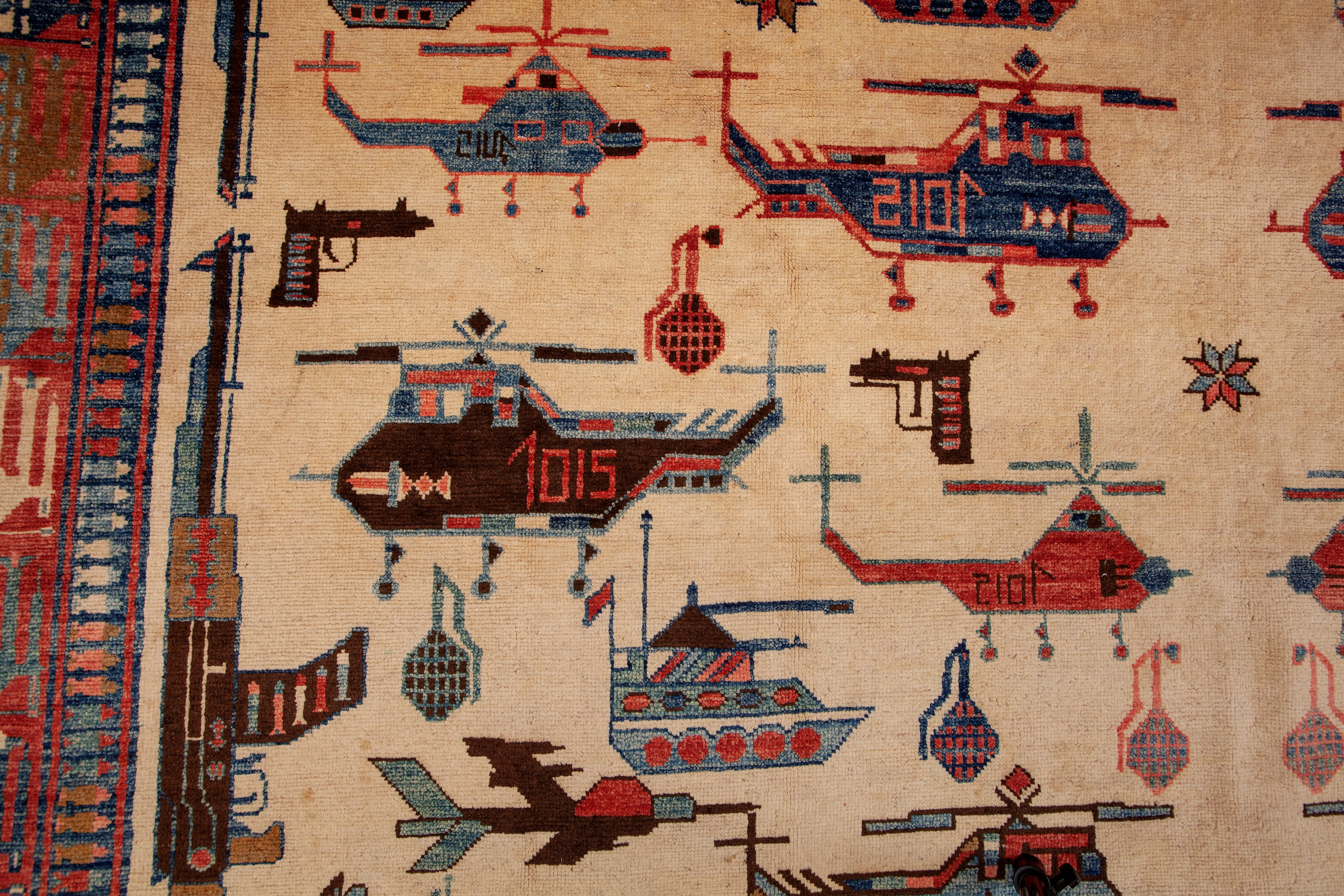 Tappeto annodato afghano con motivi di guerra, inizio XXI secolo, 380x275 cm