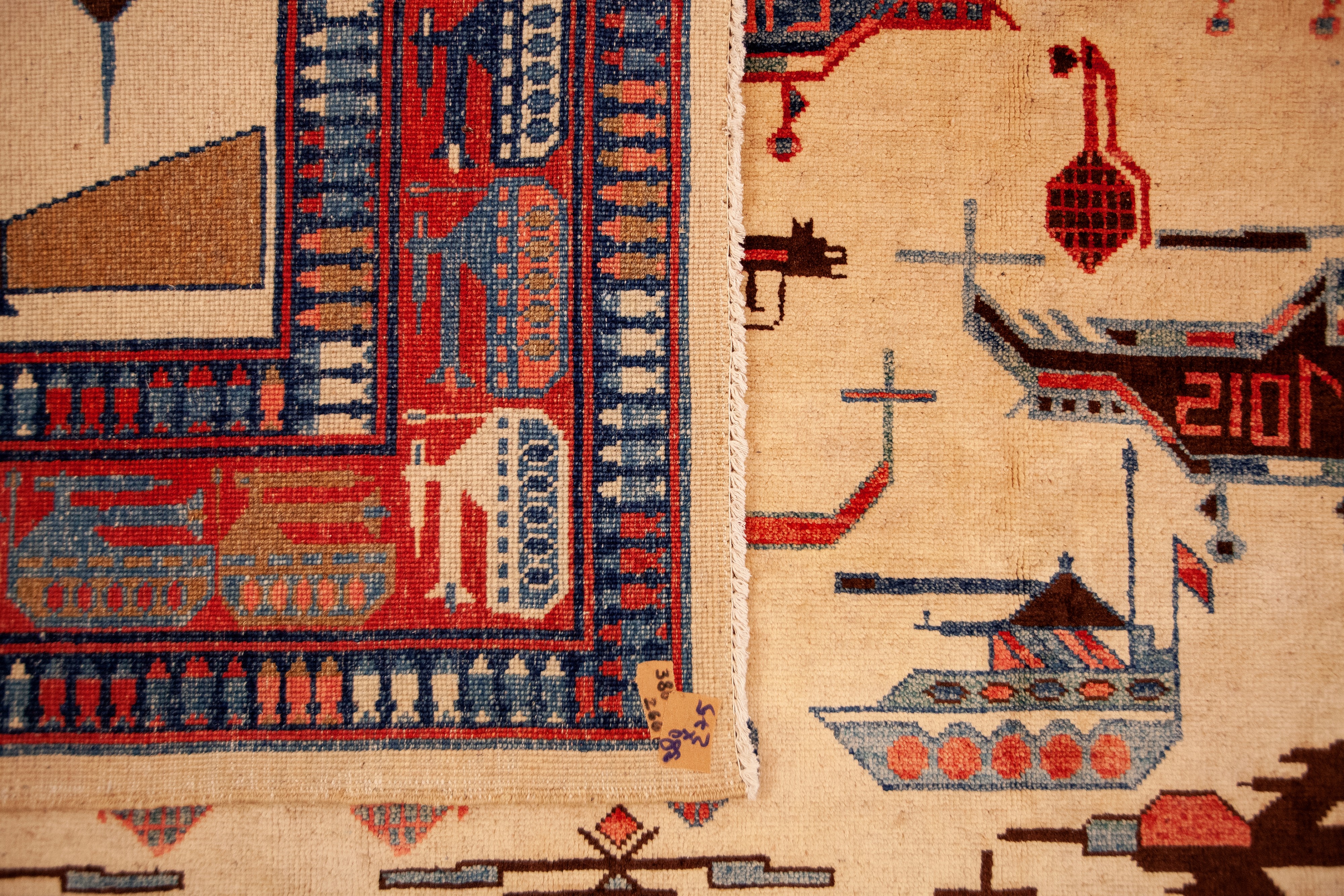 Tappeto annodato afghano con motivi di guerra, inizio XXI secolo, 380x275 cm