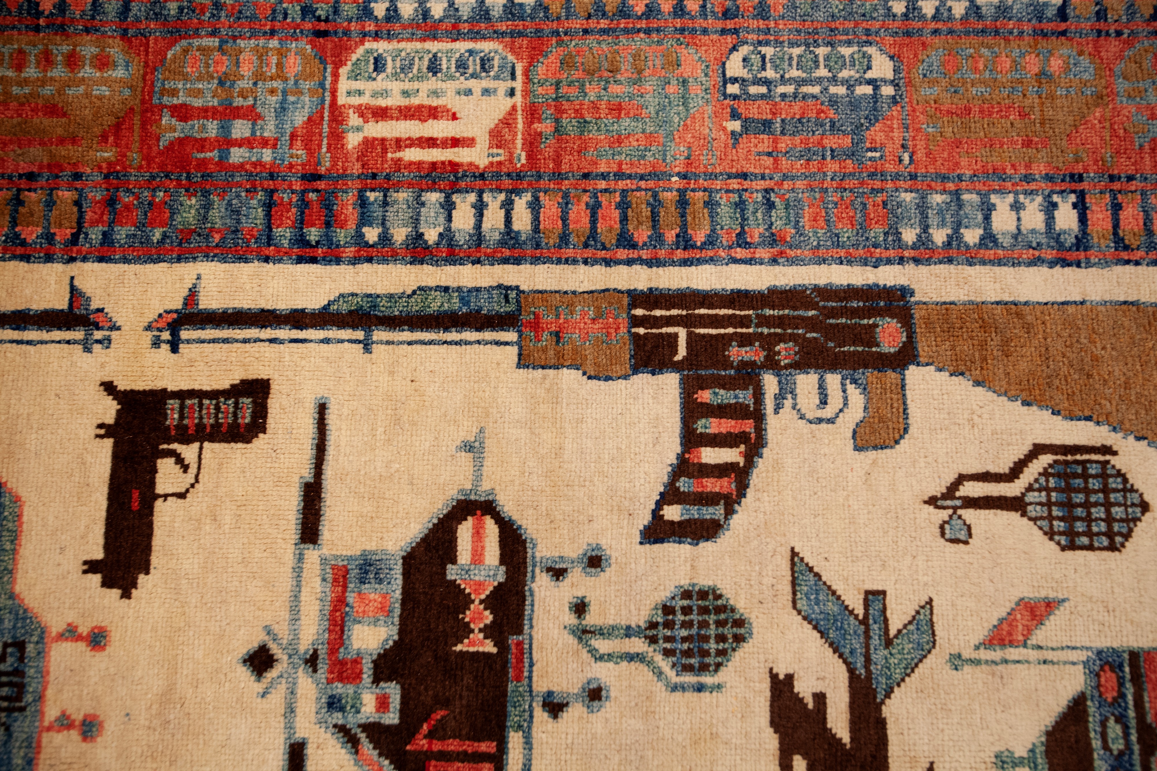 Tappeto annodato afghano con motivi di guerra, inizio XXI secolo, 380x275 cm