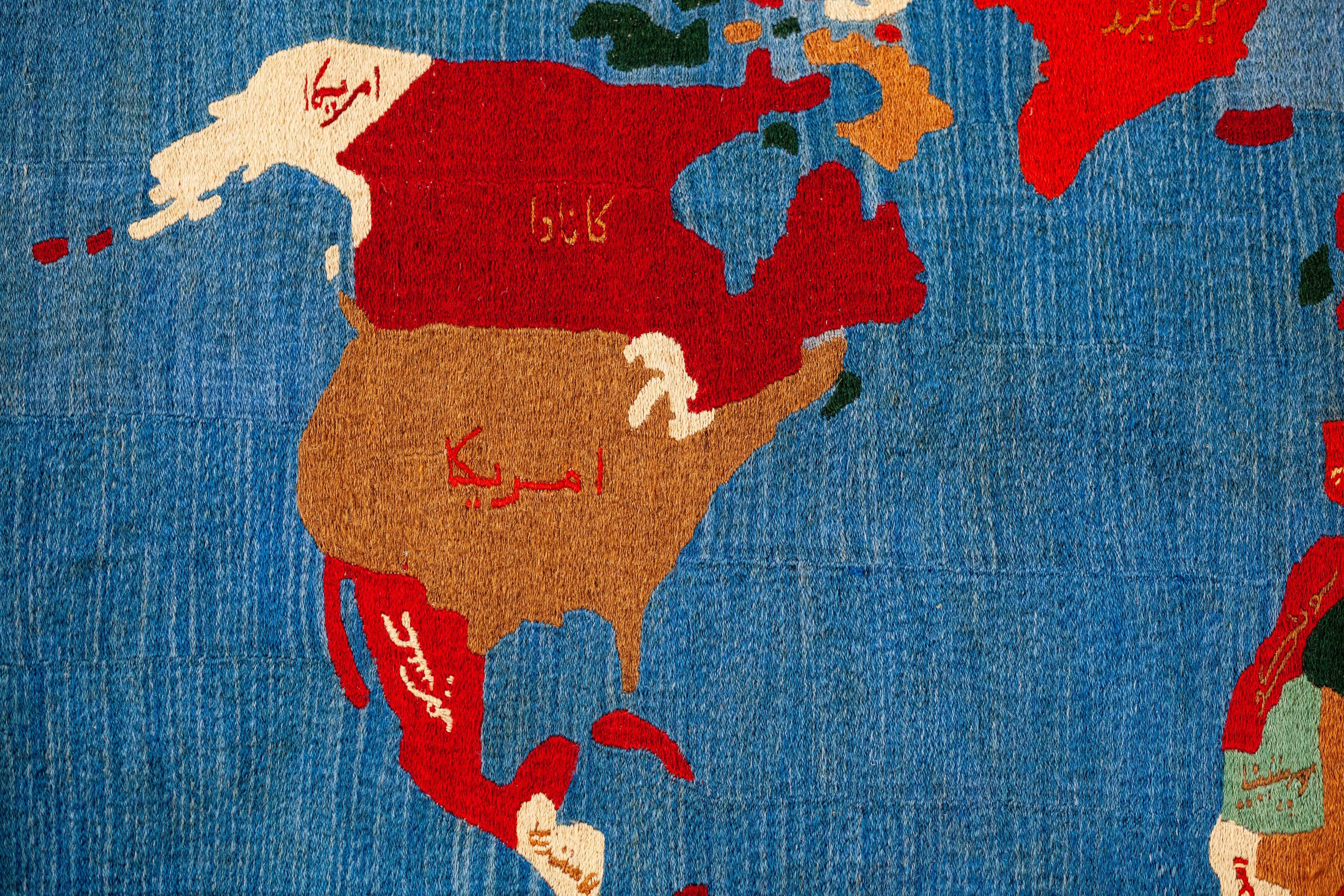 Suzani "Mappa del Mondo" ricamato in lana su tela di canapa. Afghanistan, Seconda Metà del XX sec...