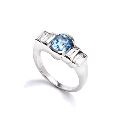 Anello in oro bianco 18k con zaffiro ovale e diamanti
