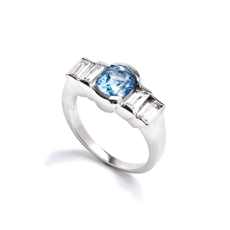 Anello in oro bianco 18k con zaffiro ovale e diamanti
