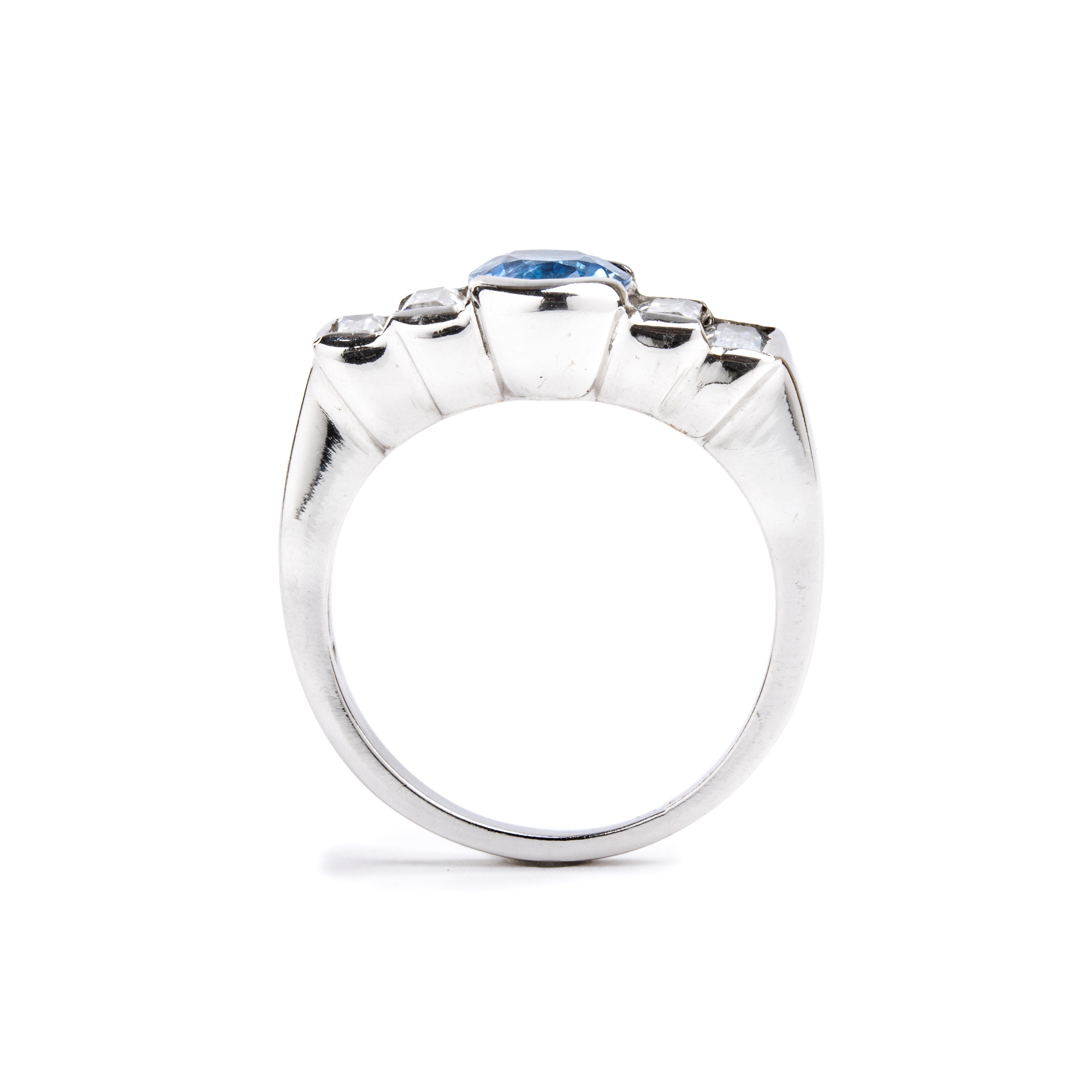 Anello in oro bianco 18k con zaffiro ovale e diamanti