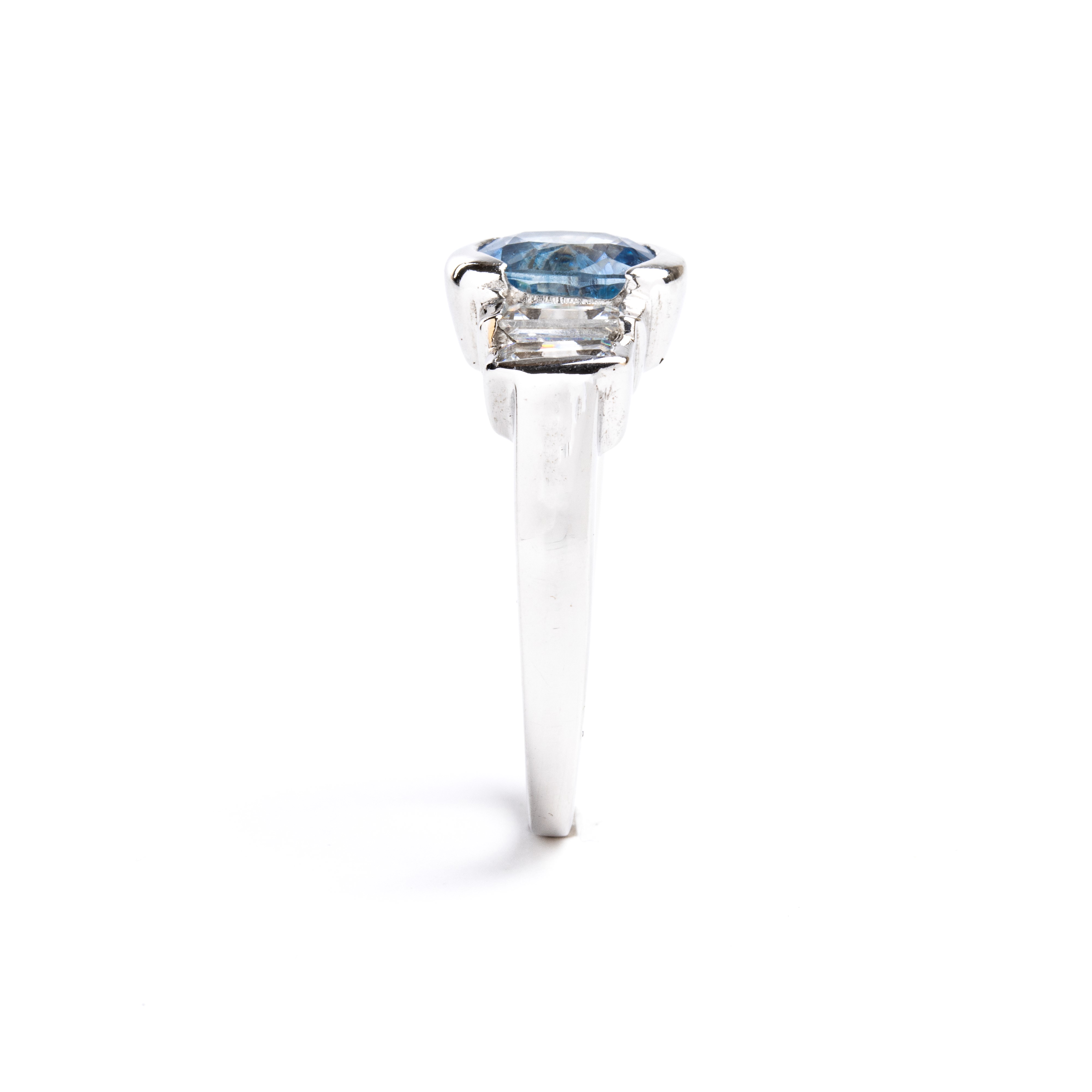 Anello in oro bianco 18k con zaffiro ovale e diamanti