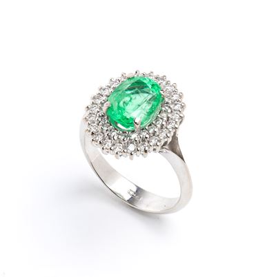 Anello in oro bianco 18k con smeraldo ovale e diamanti a taglio brillante