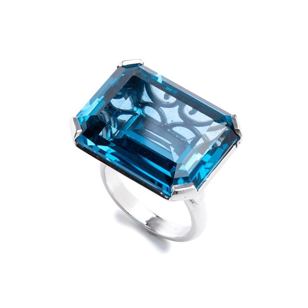 Anello in oro con topazio royal blue