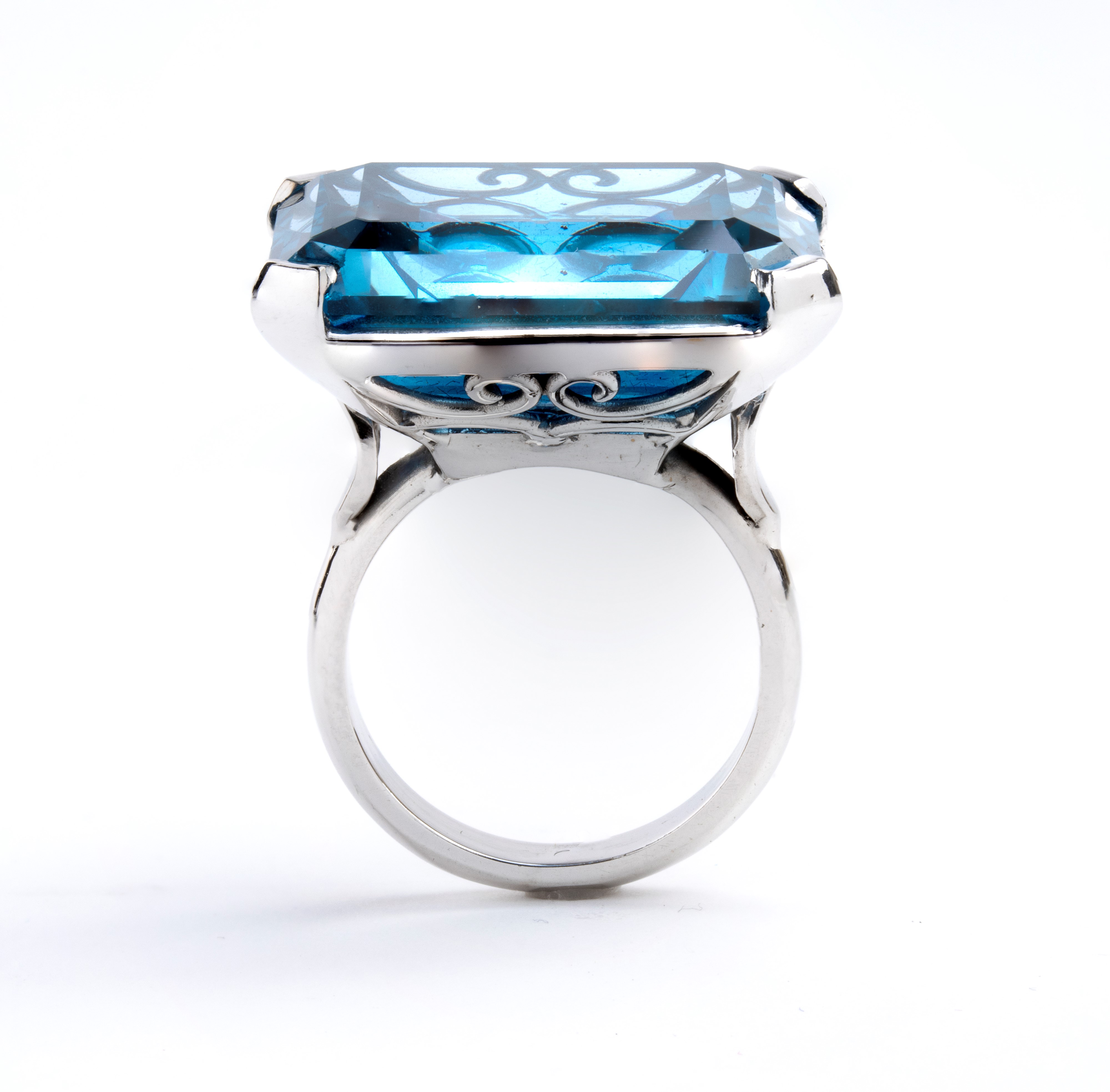 Anello in oro con topazio royal blue