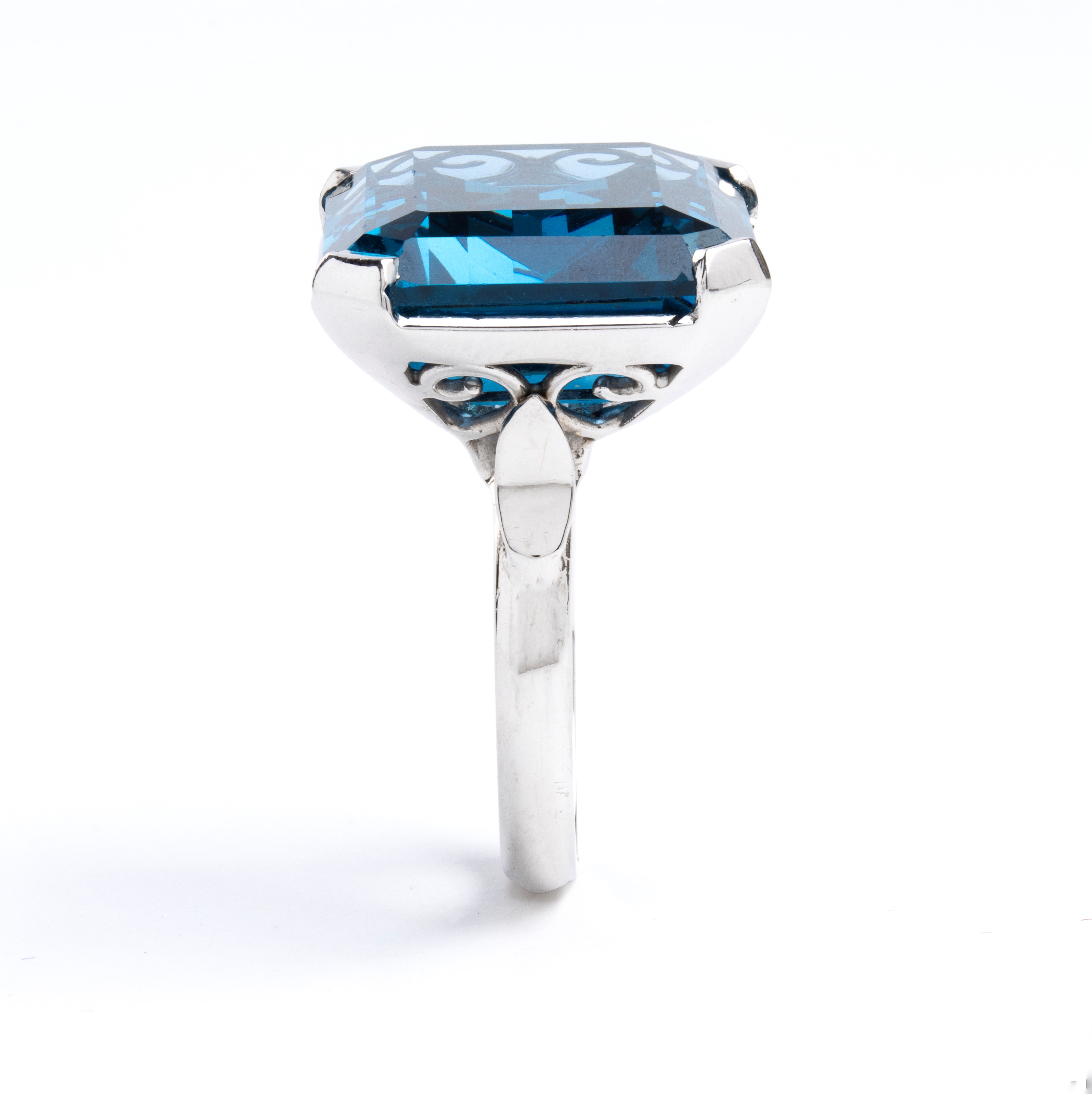 Anello in oro con topazio royal blue