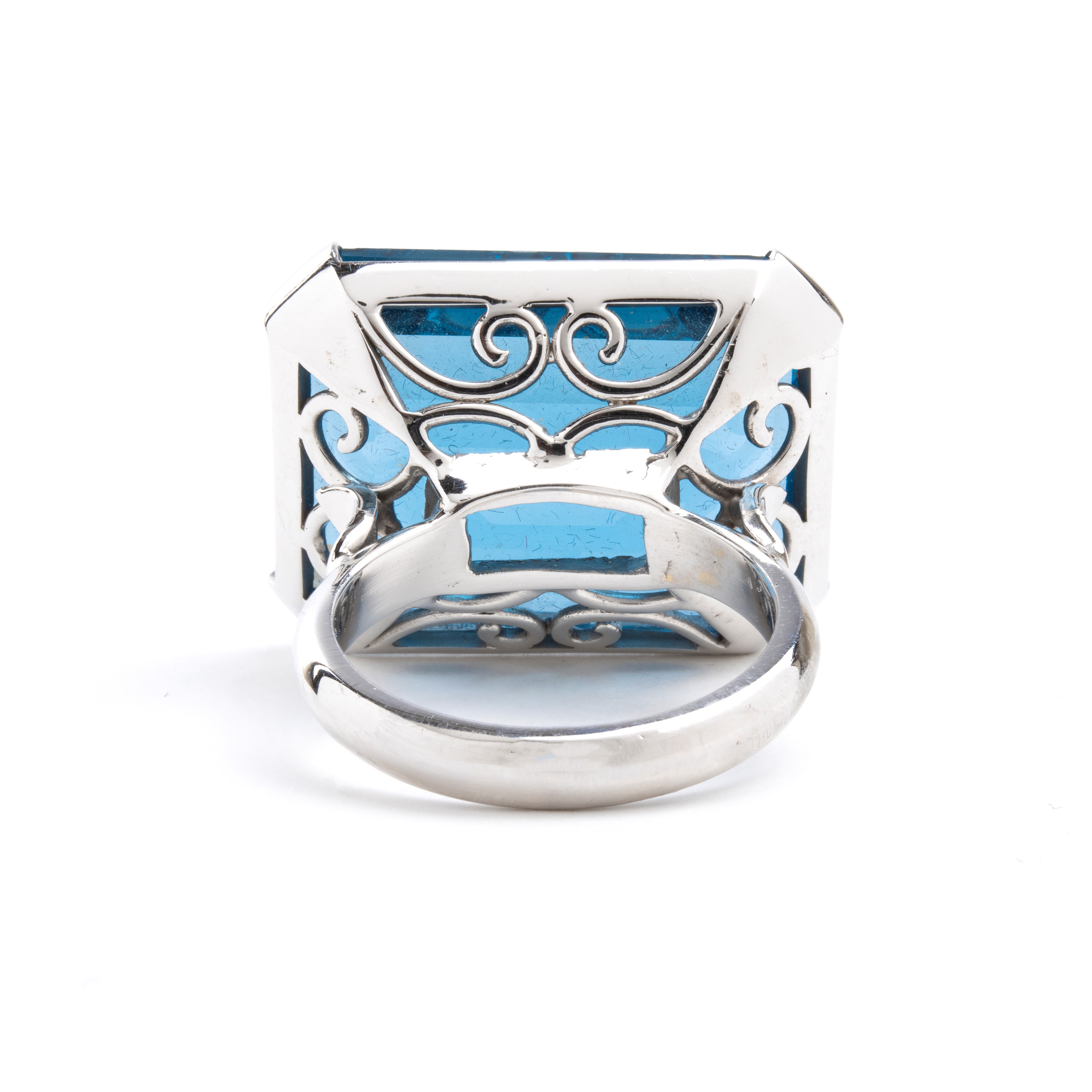 Anello in oro con topazio royal blue