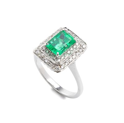 Anello in oro bianco con smeraldo e diamanti