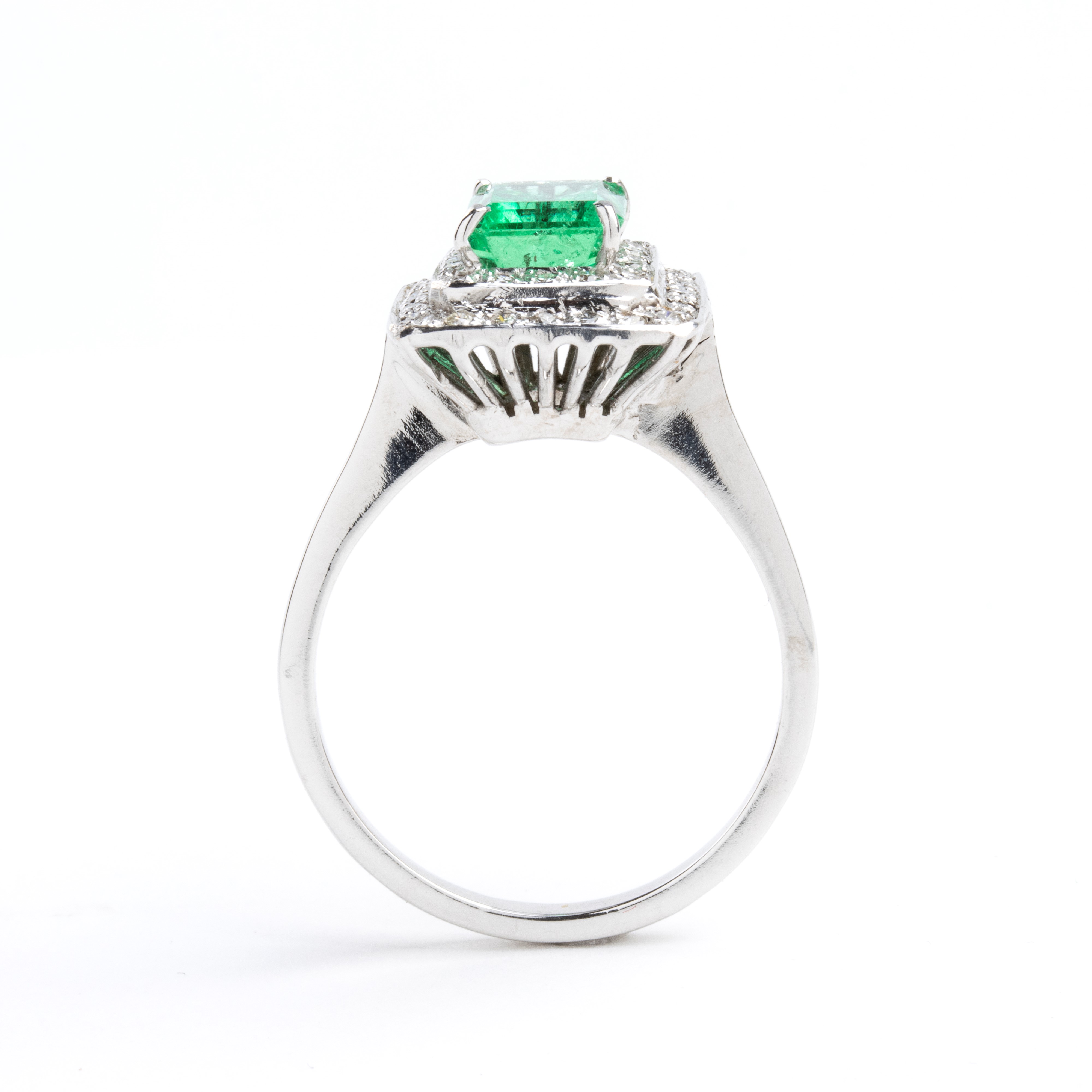Anello in oro bianco con smeraldo e diamanti