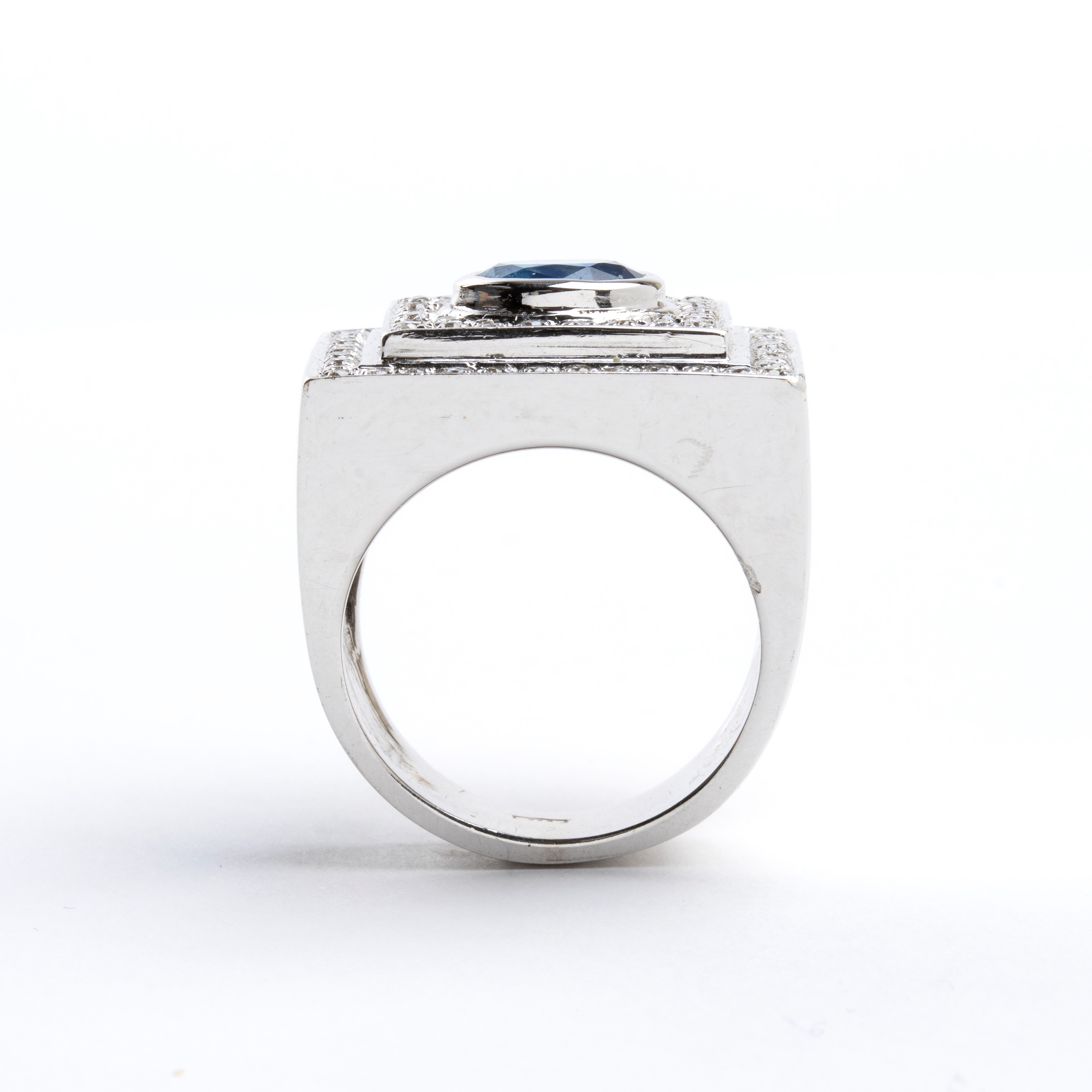 Anello in oro con zaffiro e diamanti