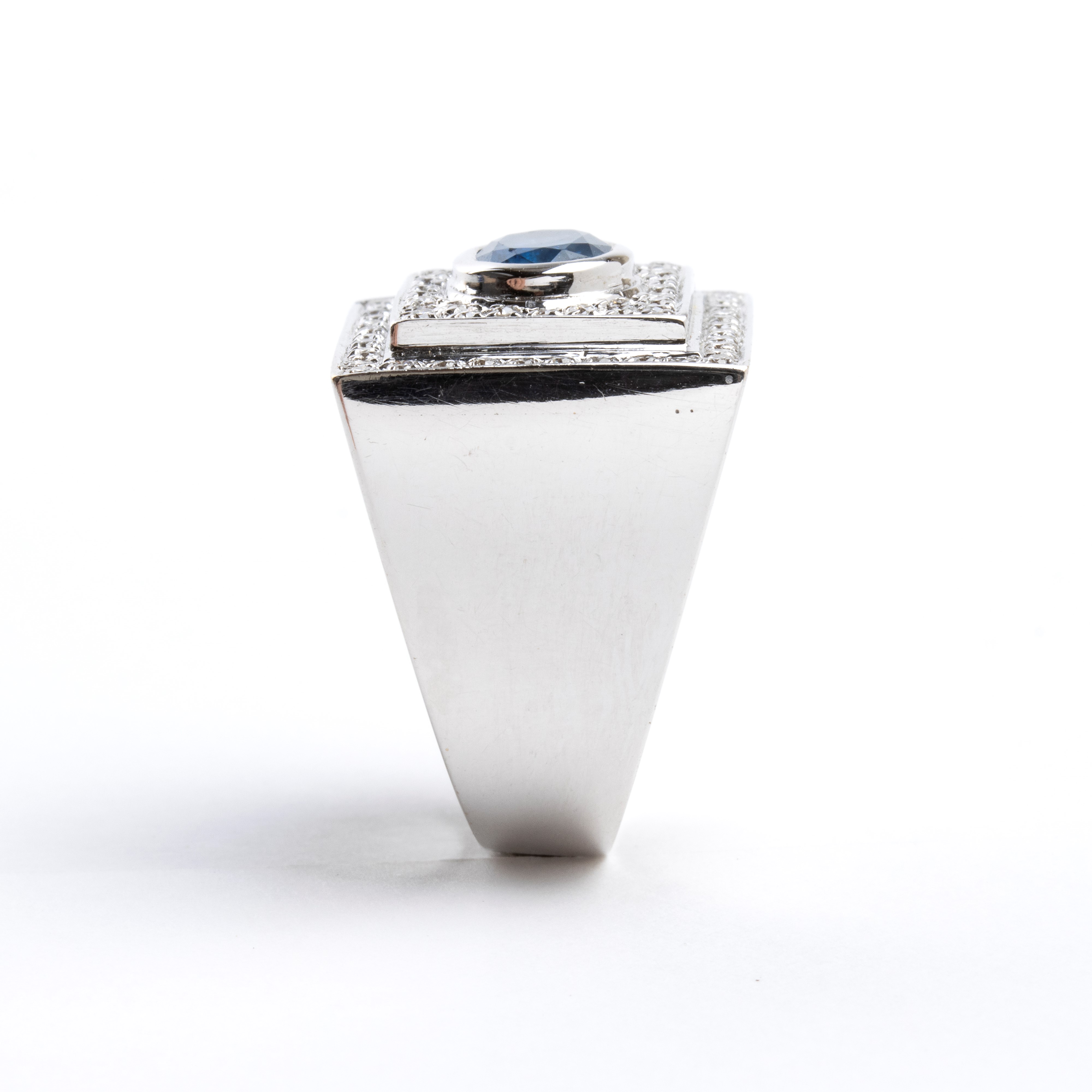 Anello in oro con zaffiro e diamanti