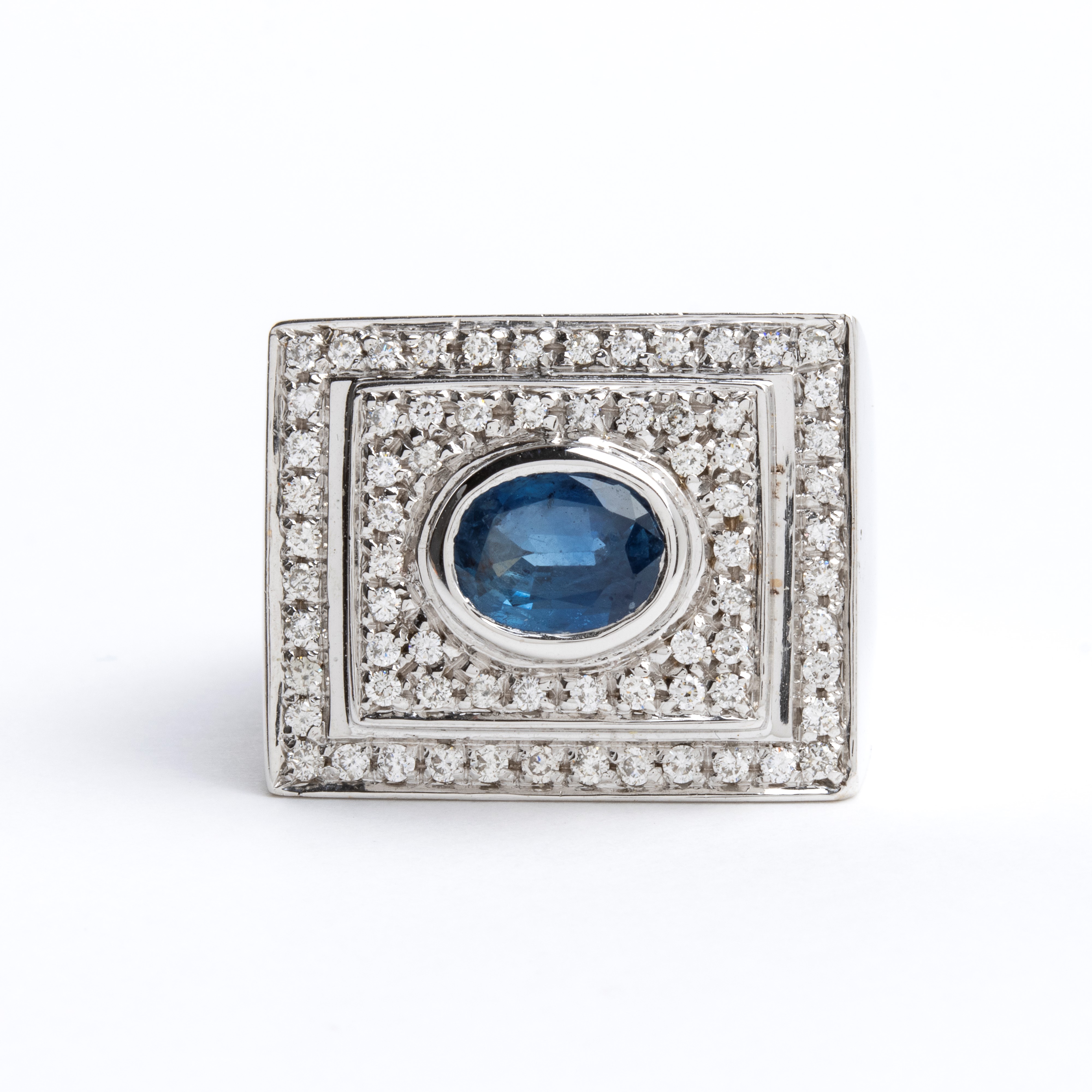 Anello in oro con zaffiro e diamanti