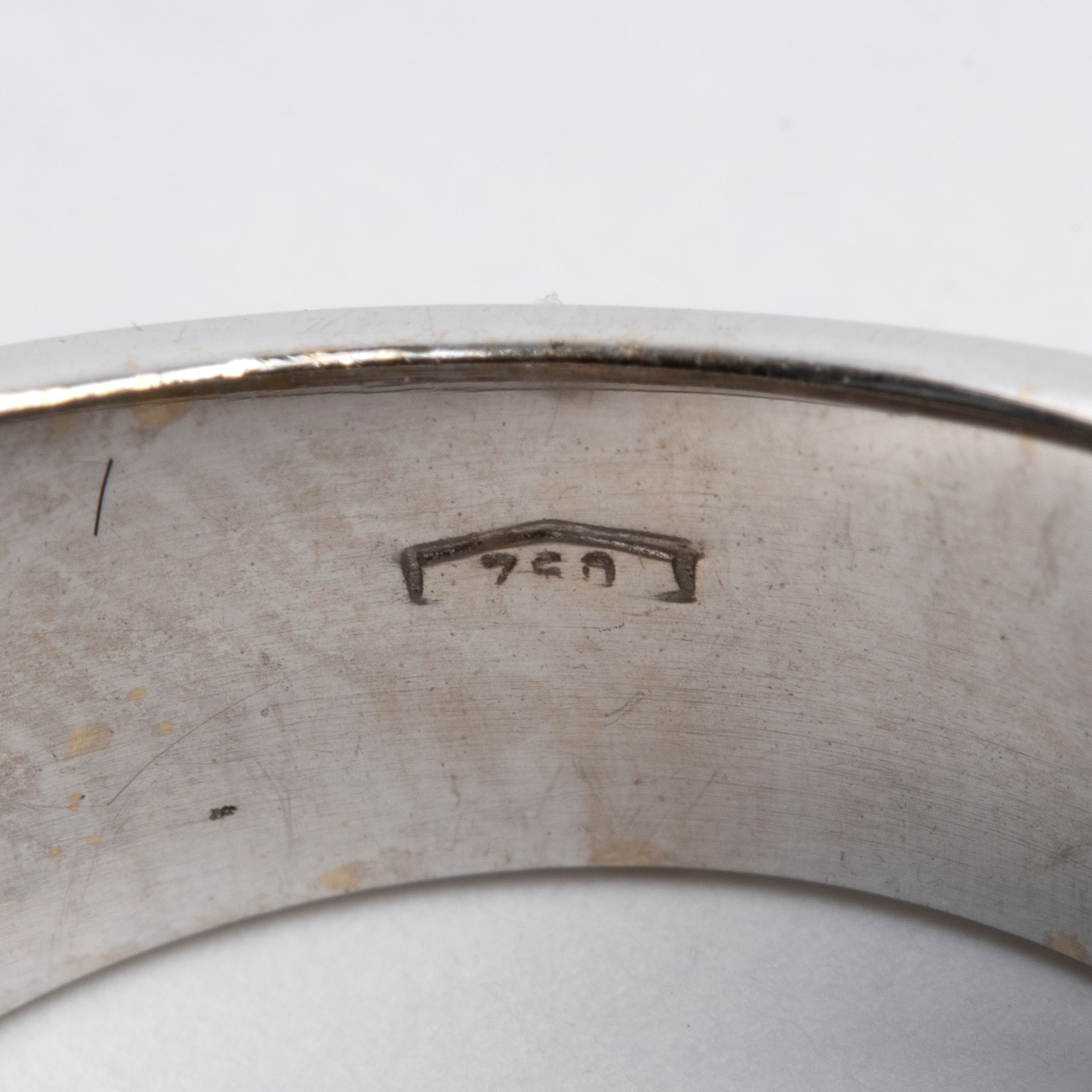 Anello in oro con zaffiro e diamanti