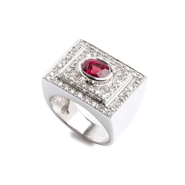 Anello in oro con rubino e diamanti