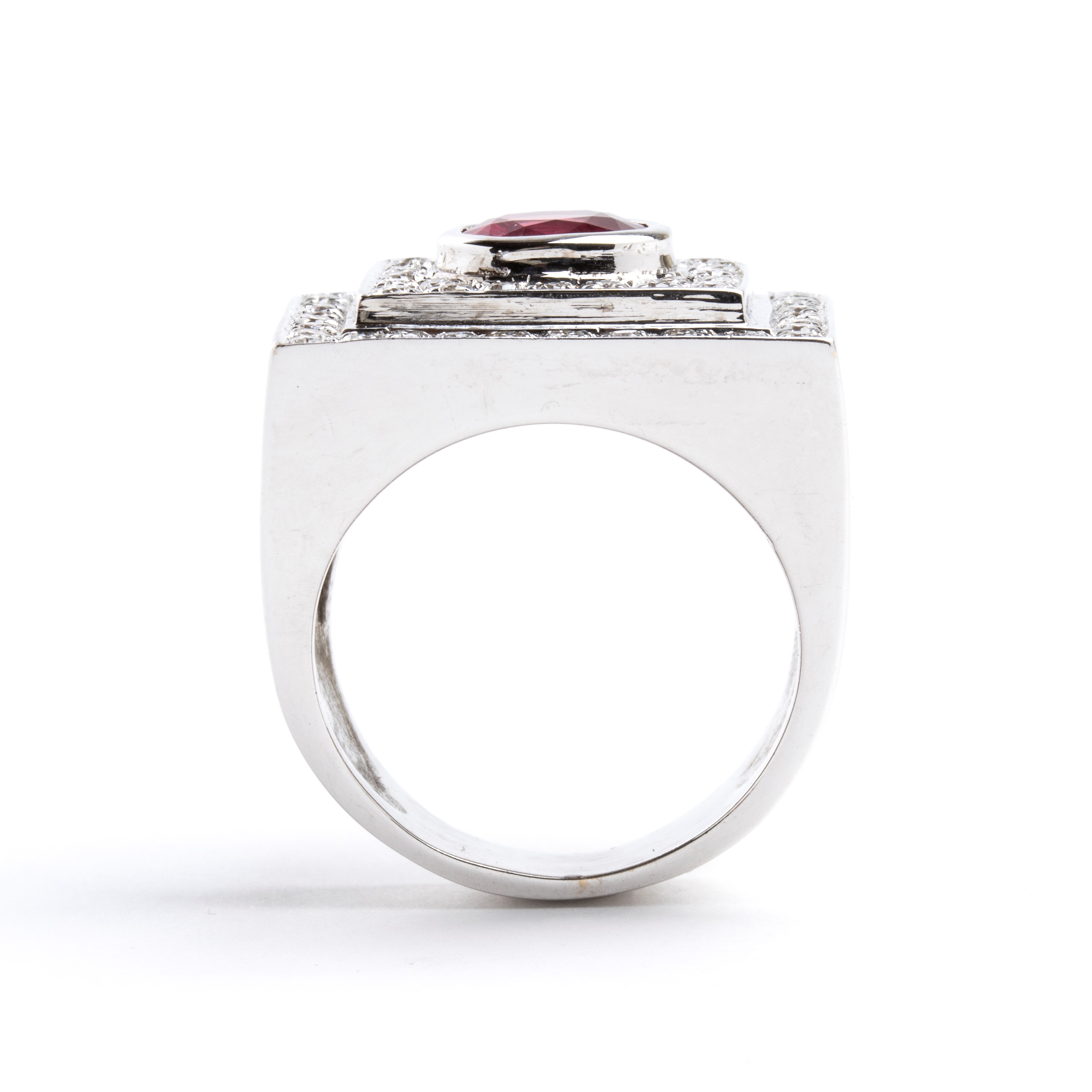 Anello in oro con rubino e diamanti