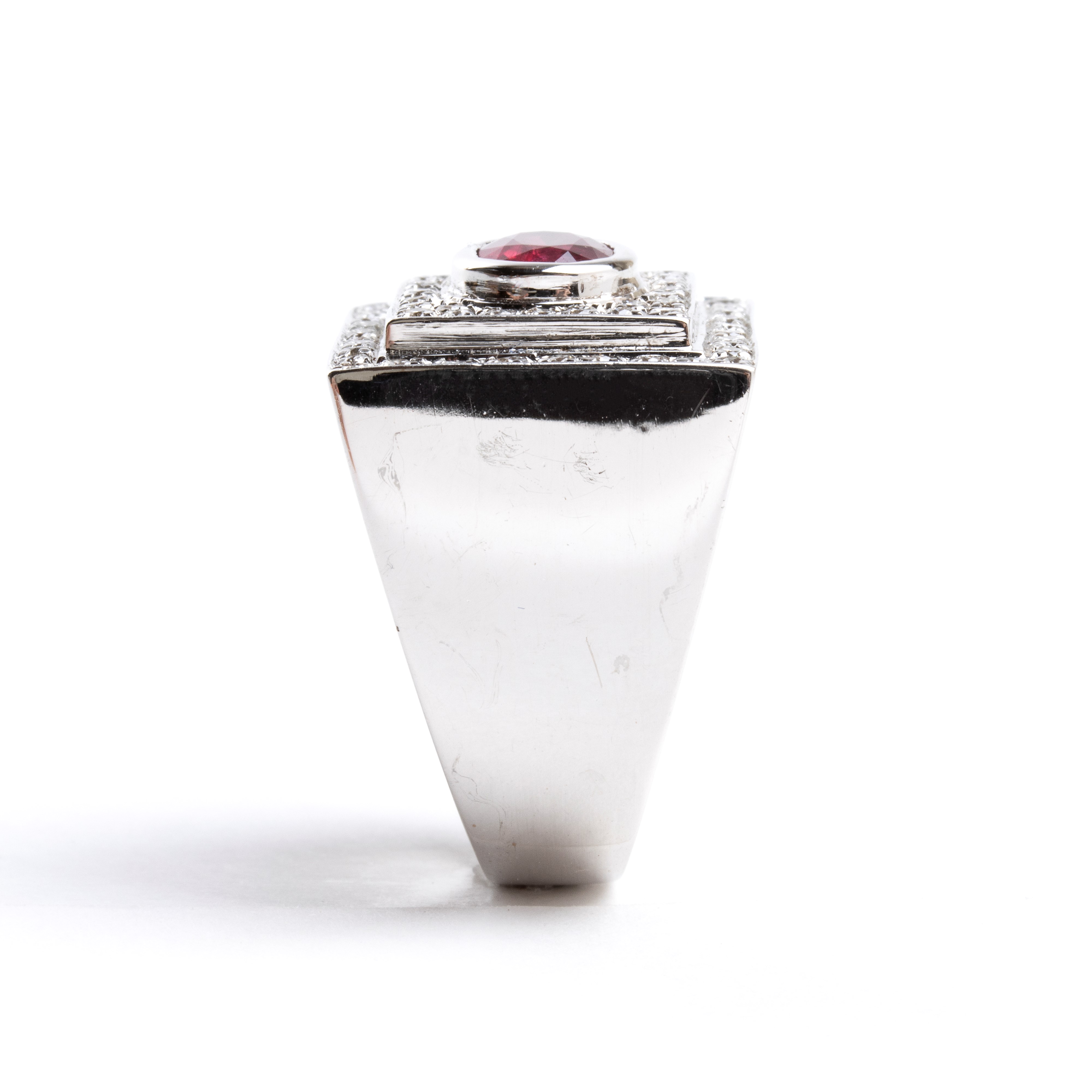 Anello in oro con rubino e diamanti