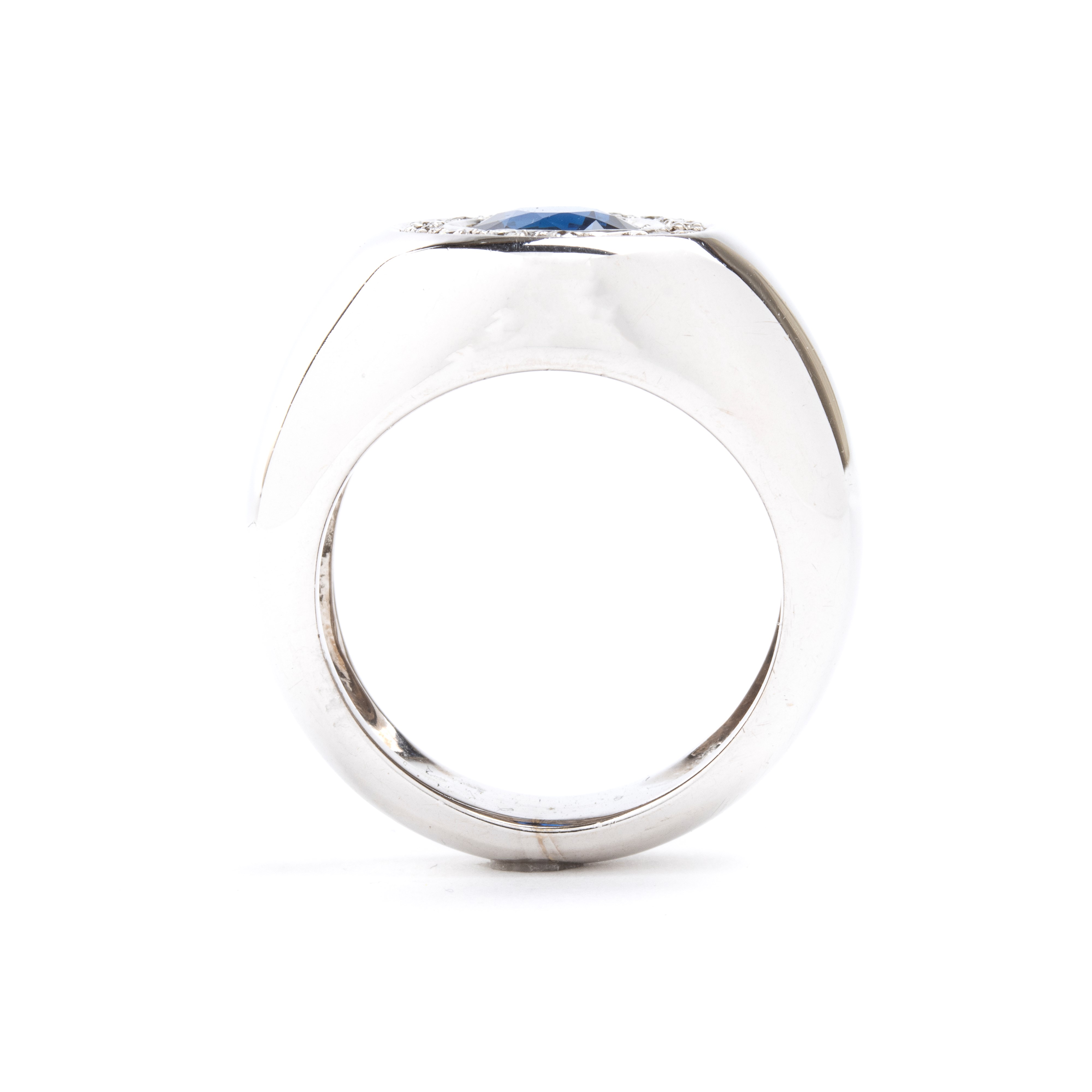 Anello in oro con zaffiro e diamanti