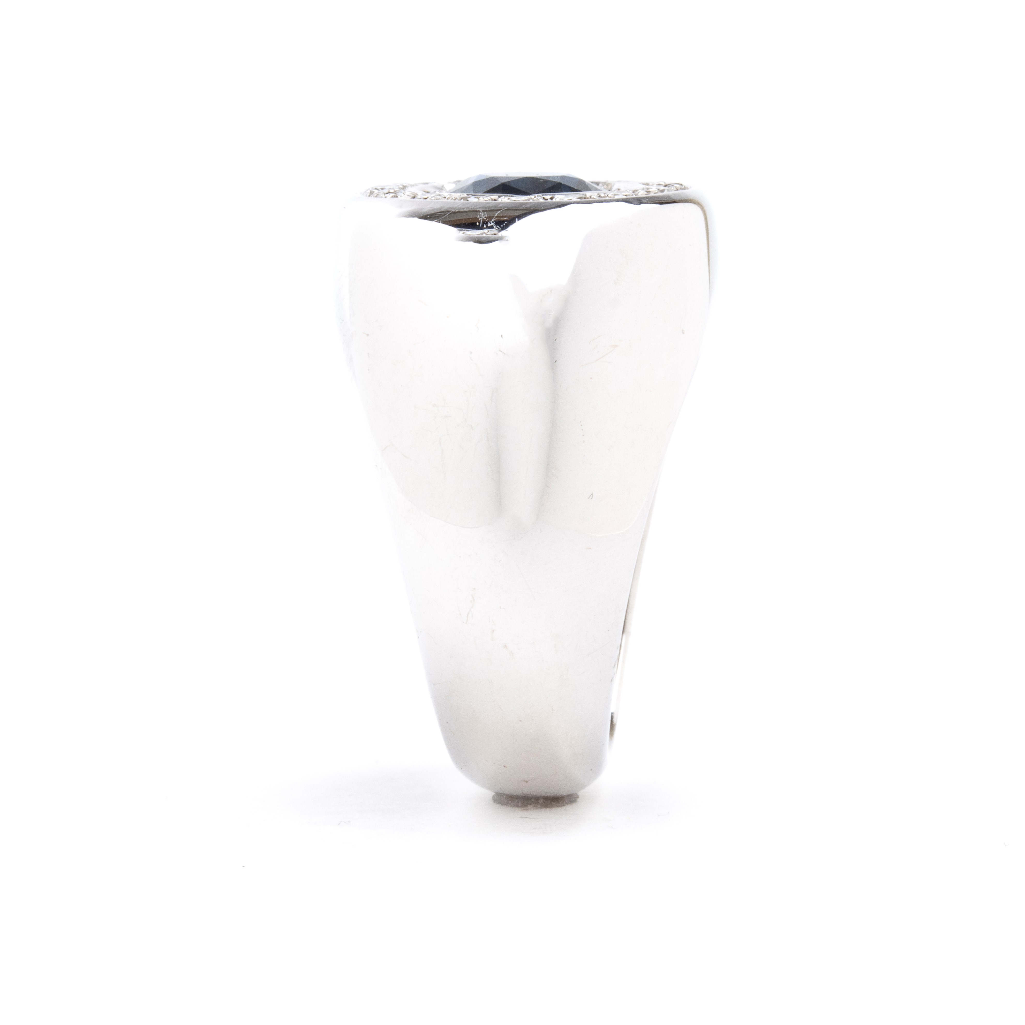 Anello in oro con zaffiro e diamanti