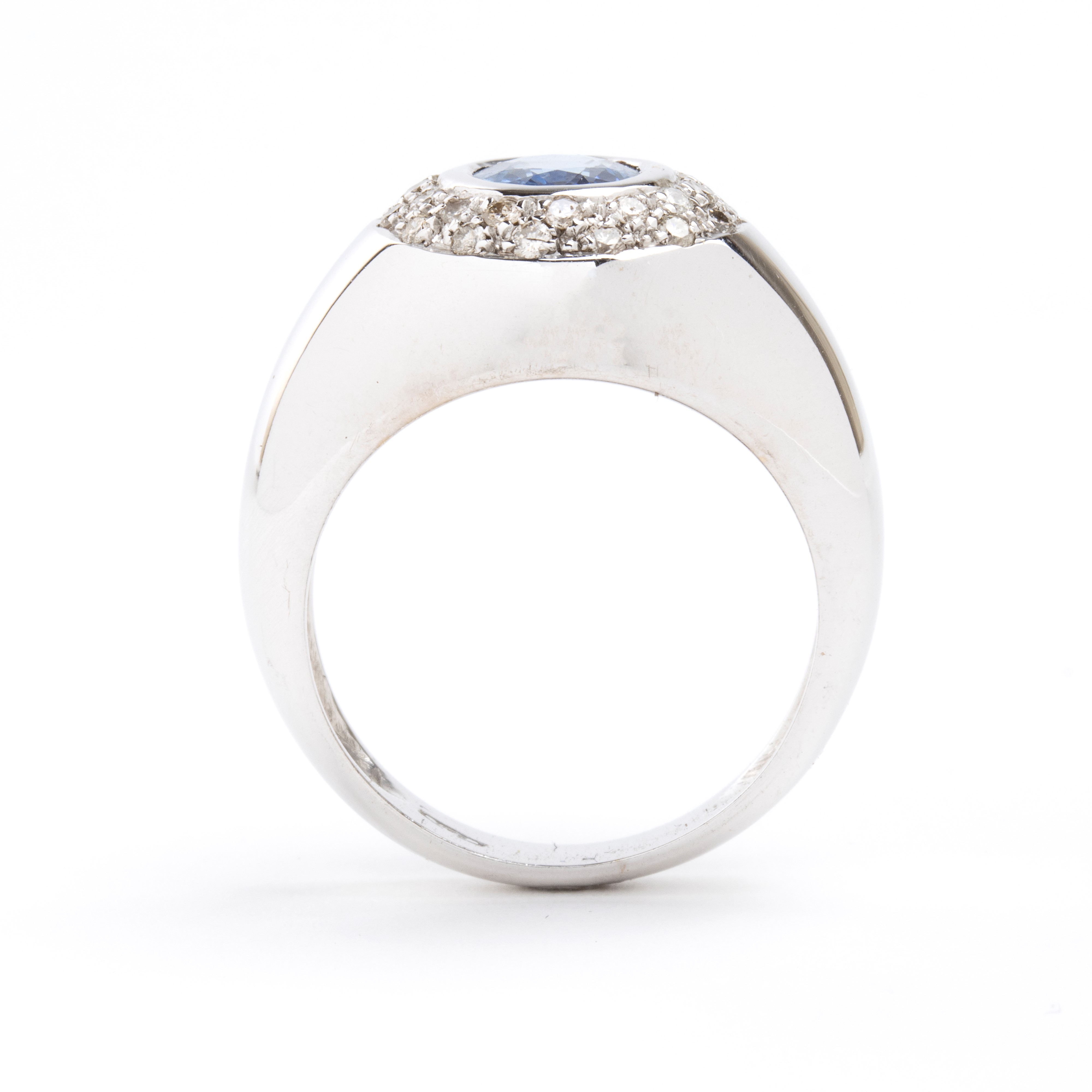 Anello in oro con diamanti e zaffiro