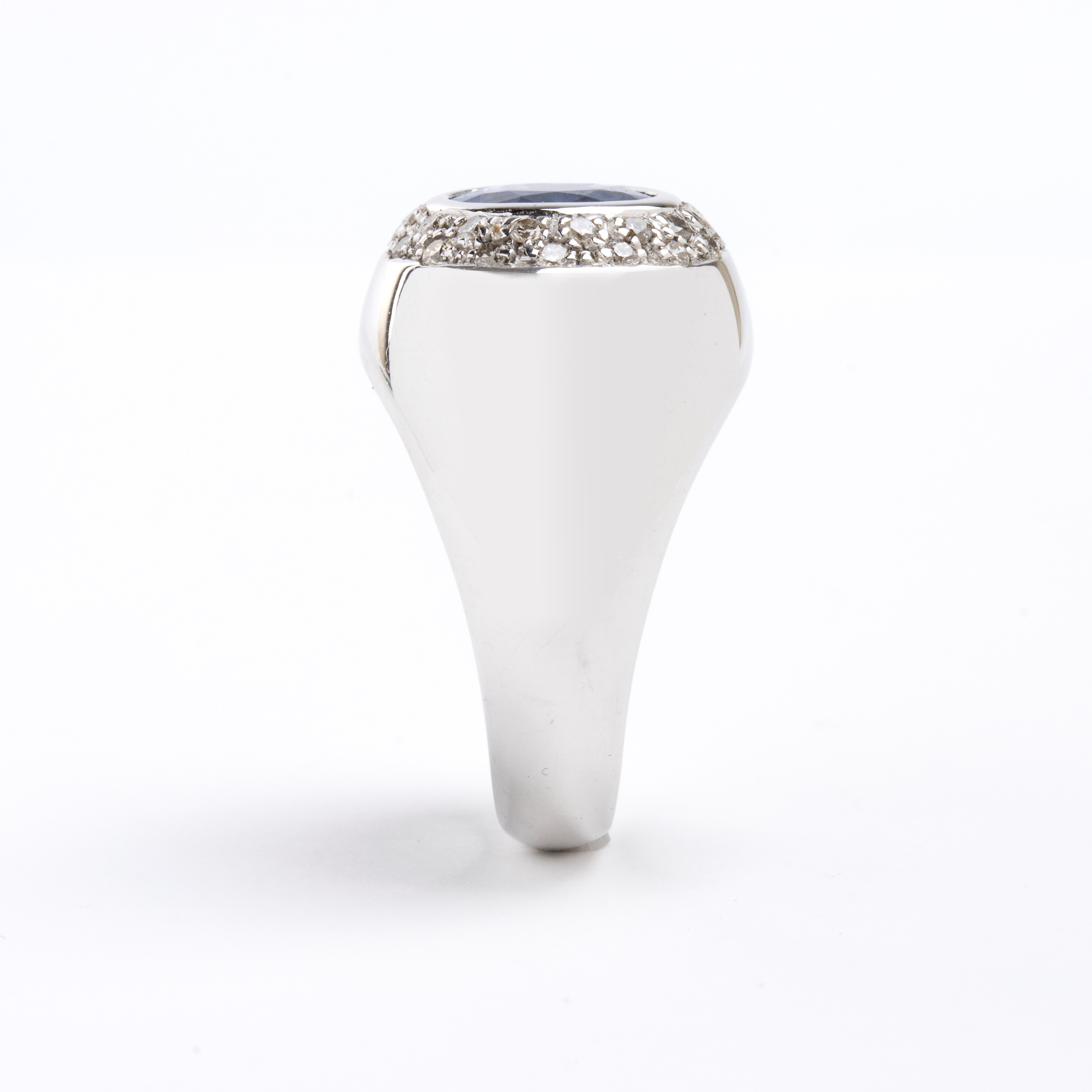 Anello in oro con diamanti e zaffiro