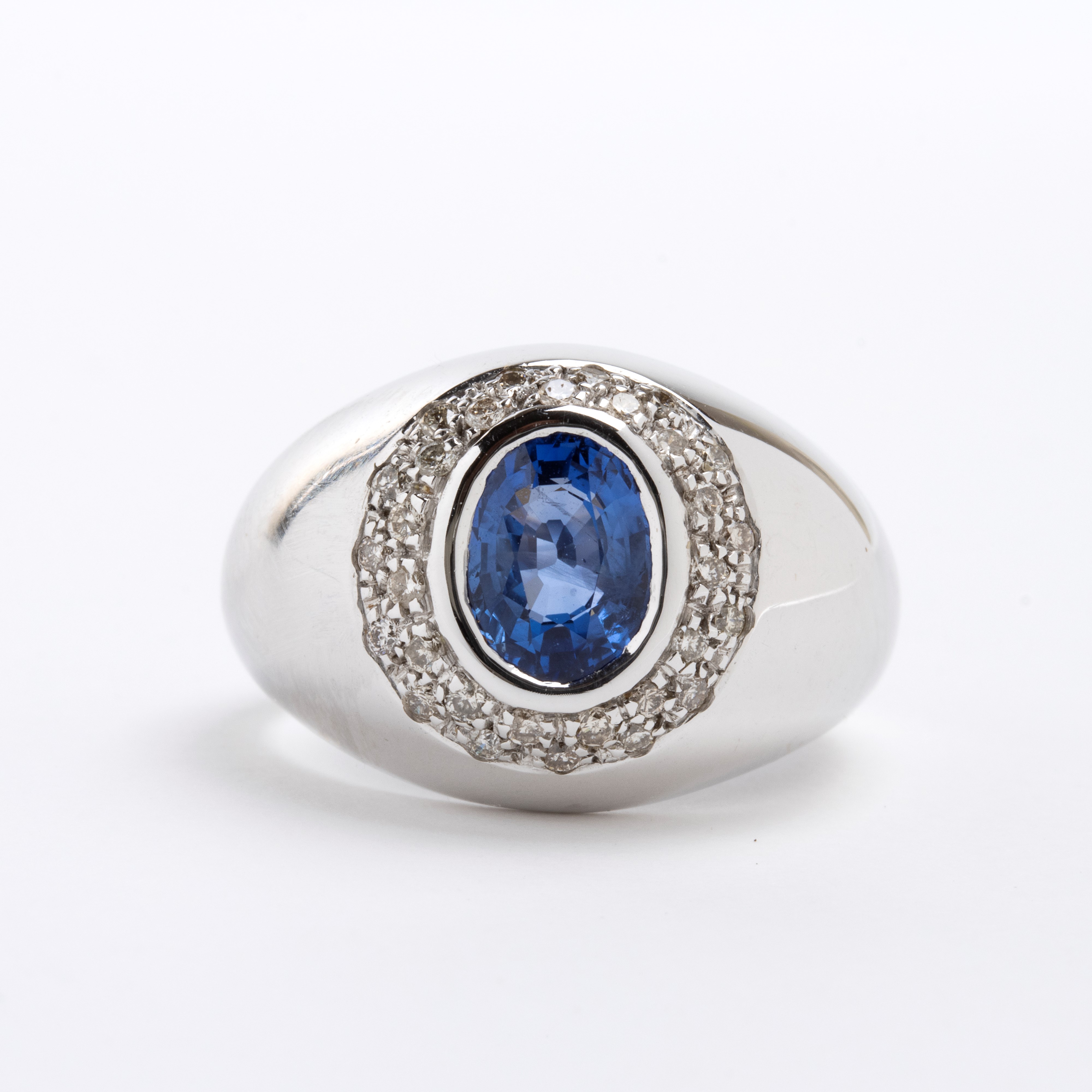 Anello in oro con diamanti e zaffiro