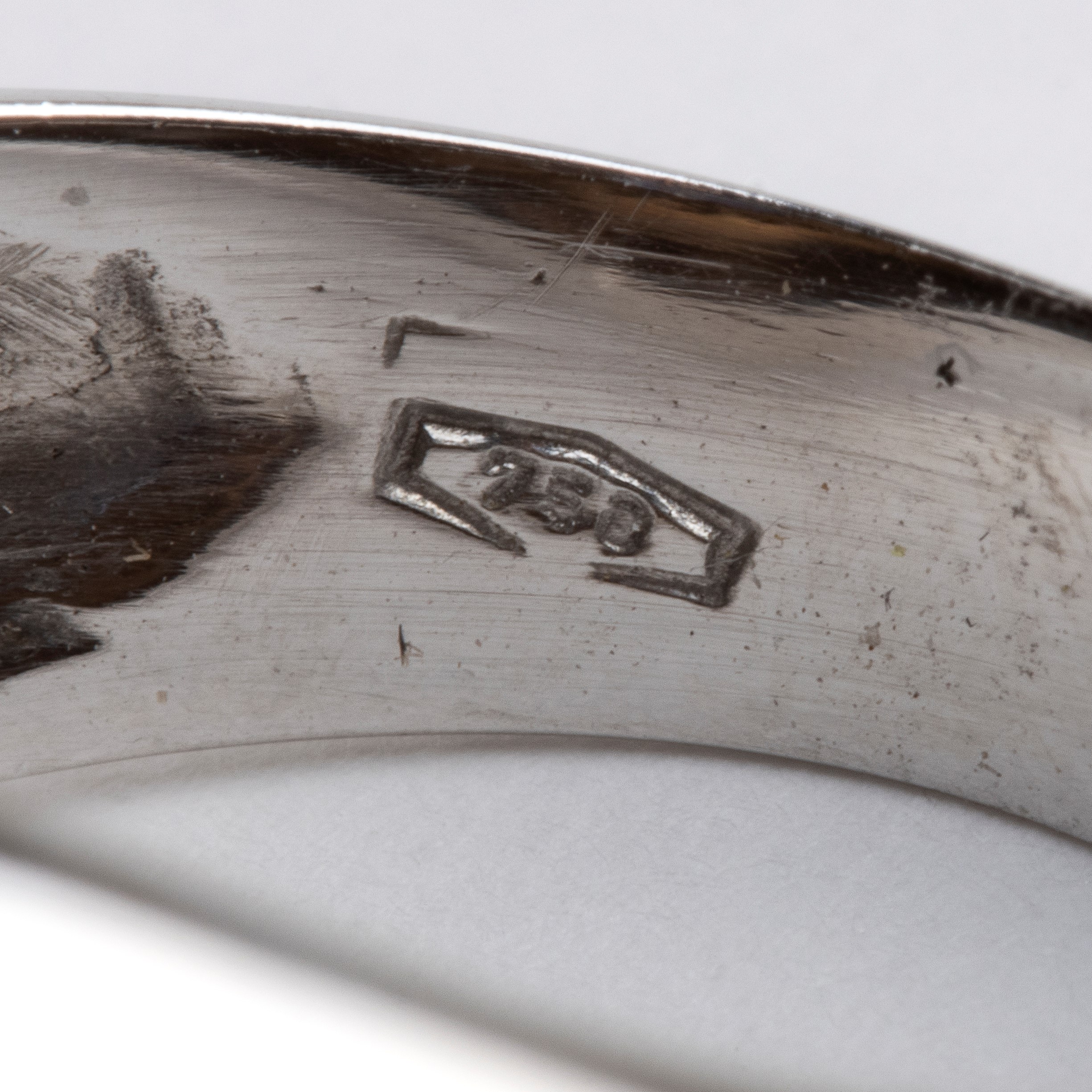 Anello in oro con diamanti e zaffiro