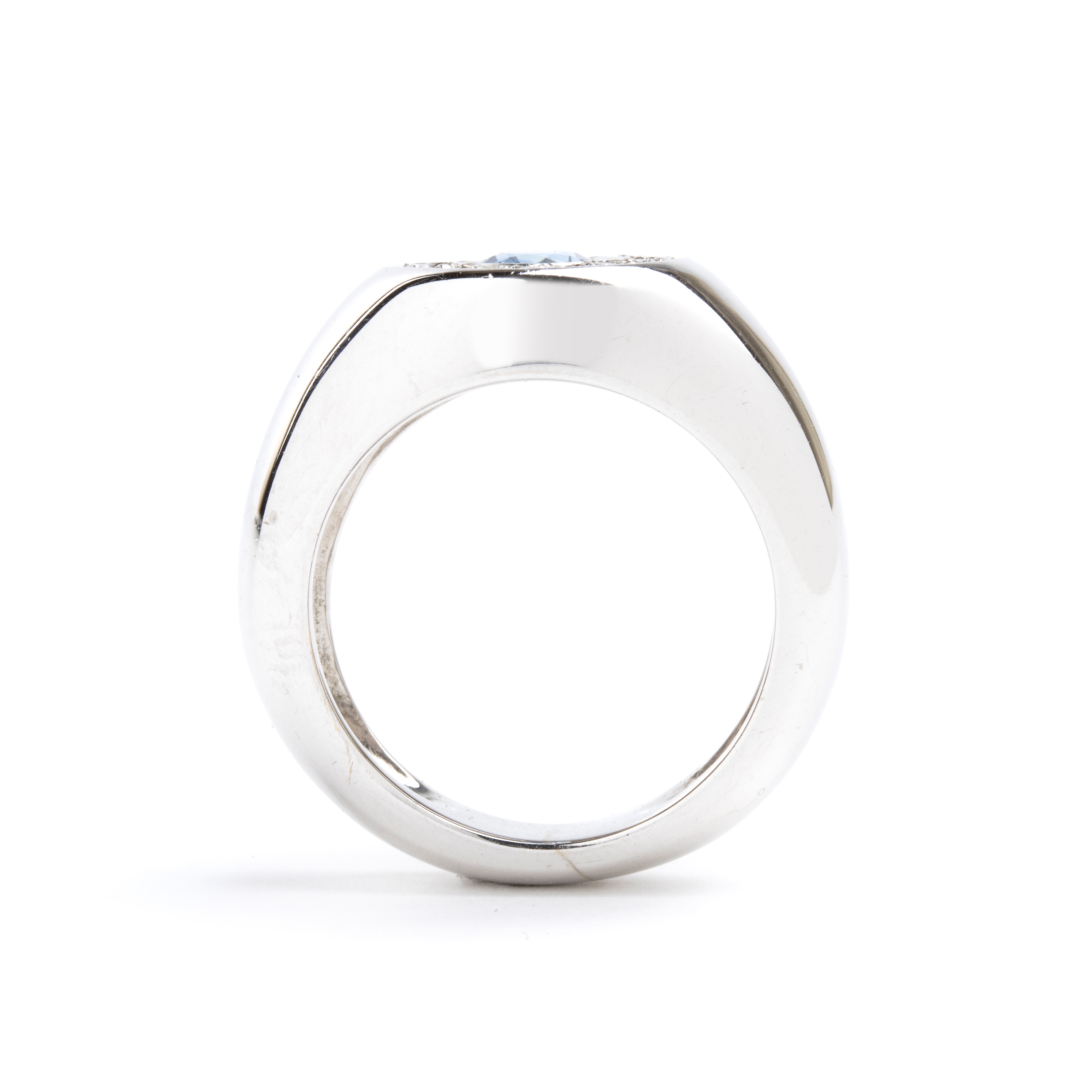 Anello in oro con zaffiro e diamanti