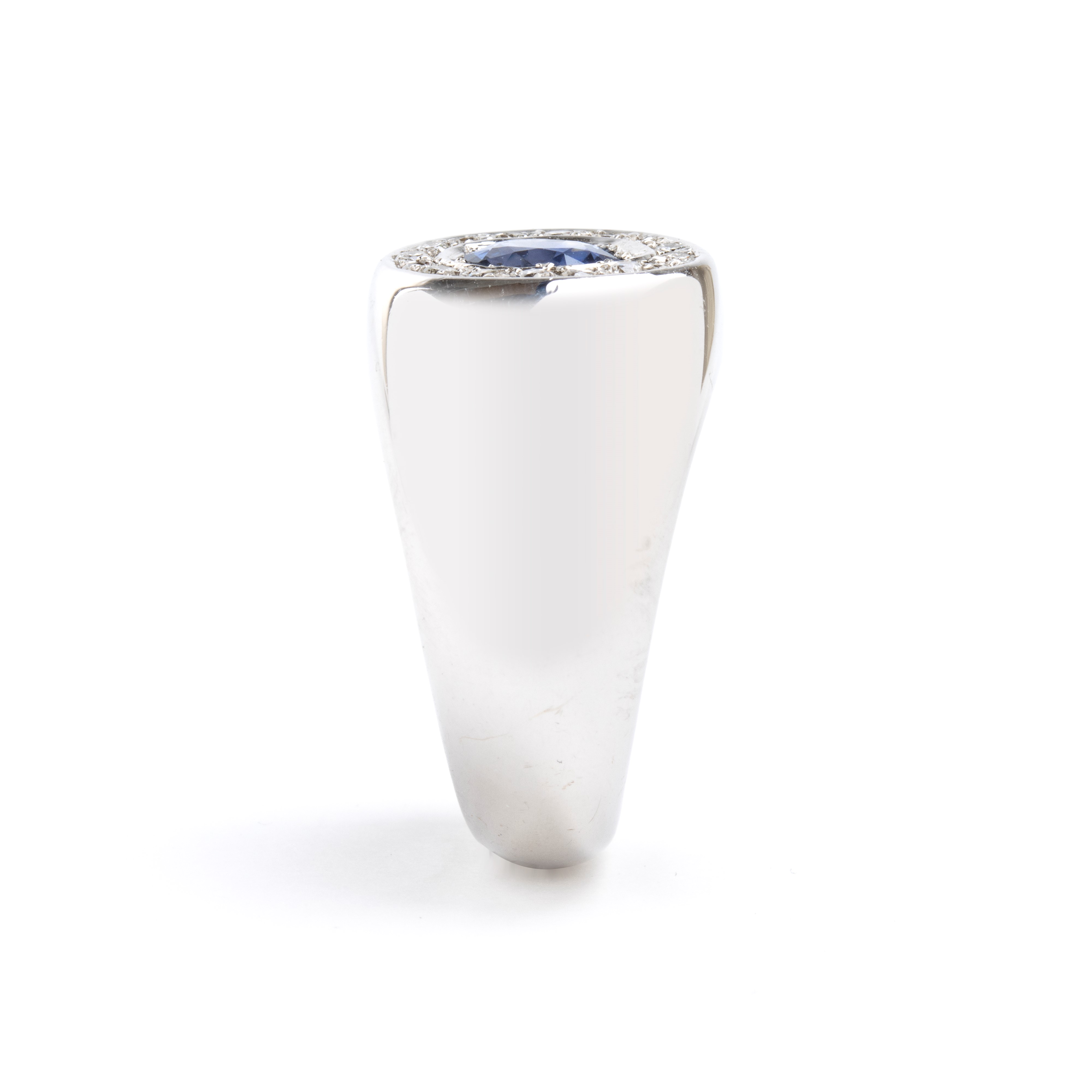 Anello in oro con zaffiro e diamanti