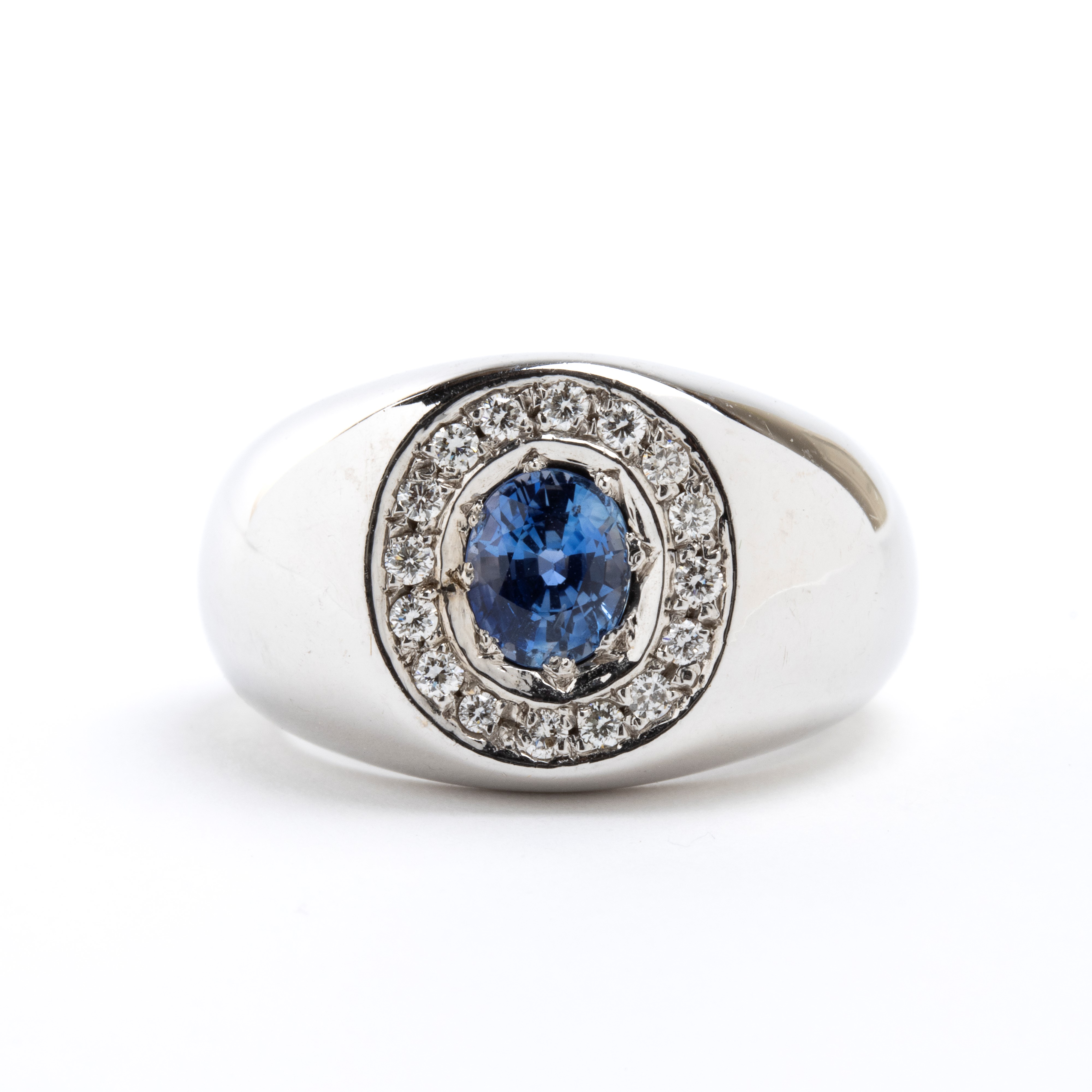 Anello in oro con zaffiro e diamanti