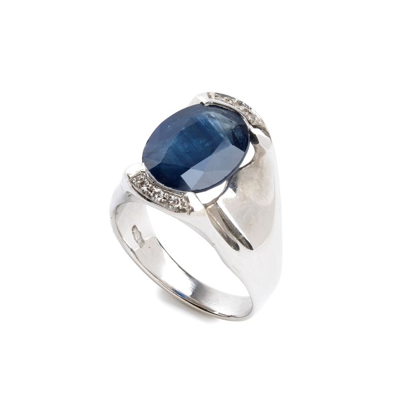 Anello in oro bianco con zaffiro ovale e diamanti