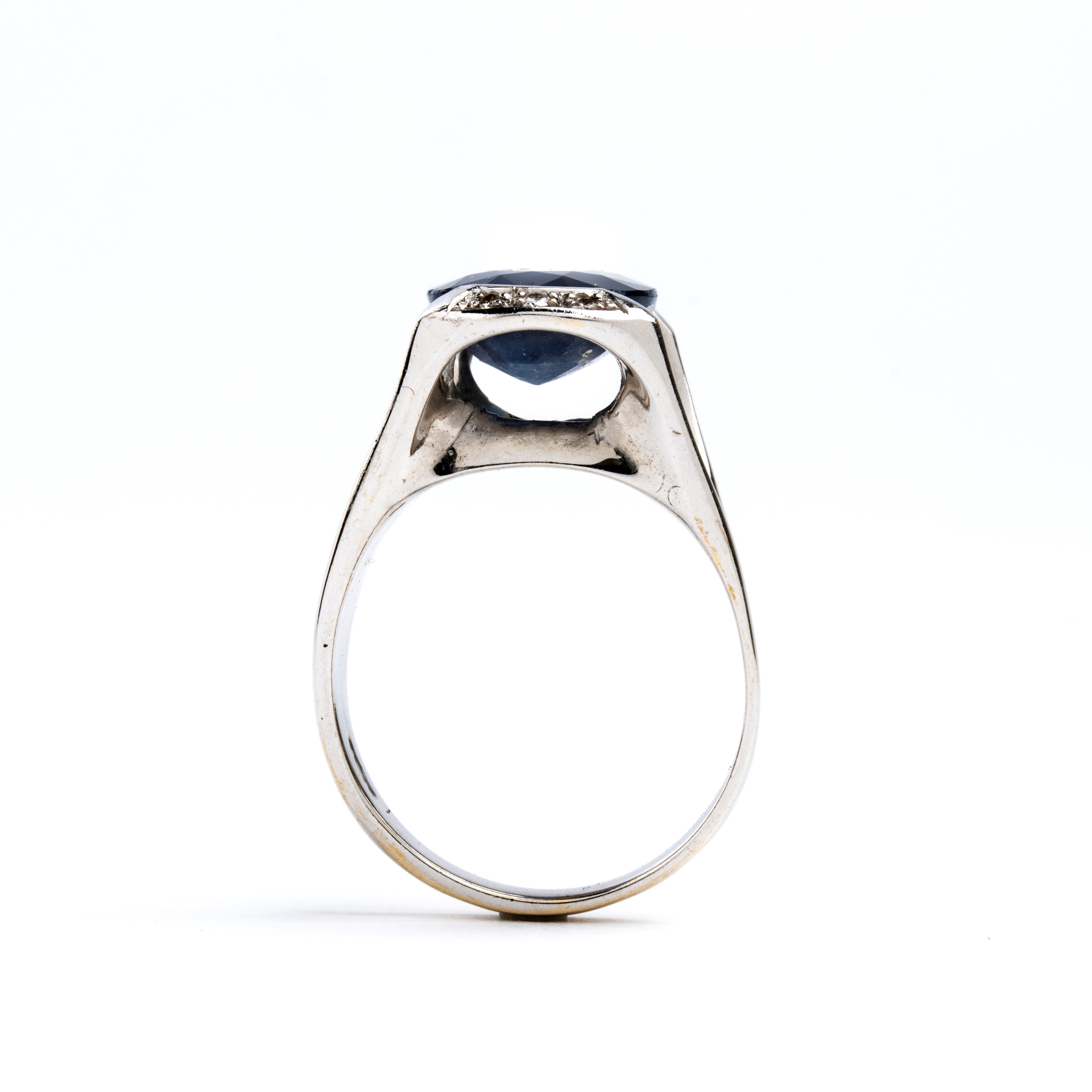 Anello in oro bianco con zaffiro ovale e diamanti