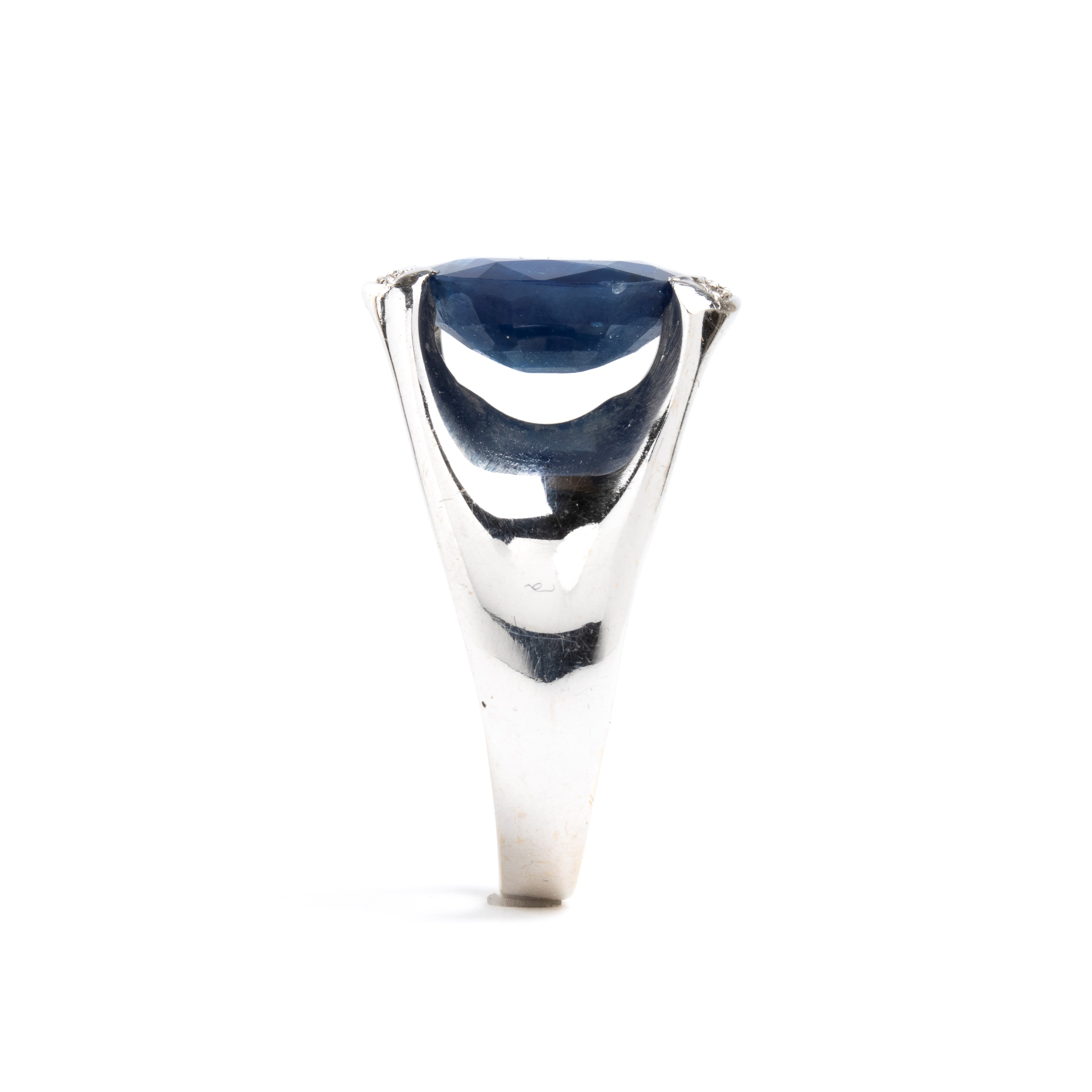 Anello in oro bianco con zaffiro ovale e diamanti