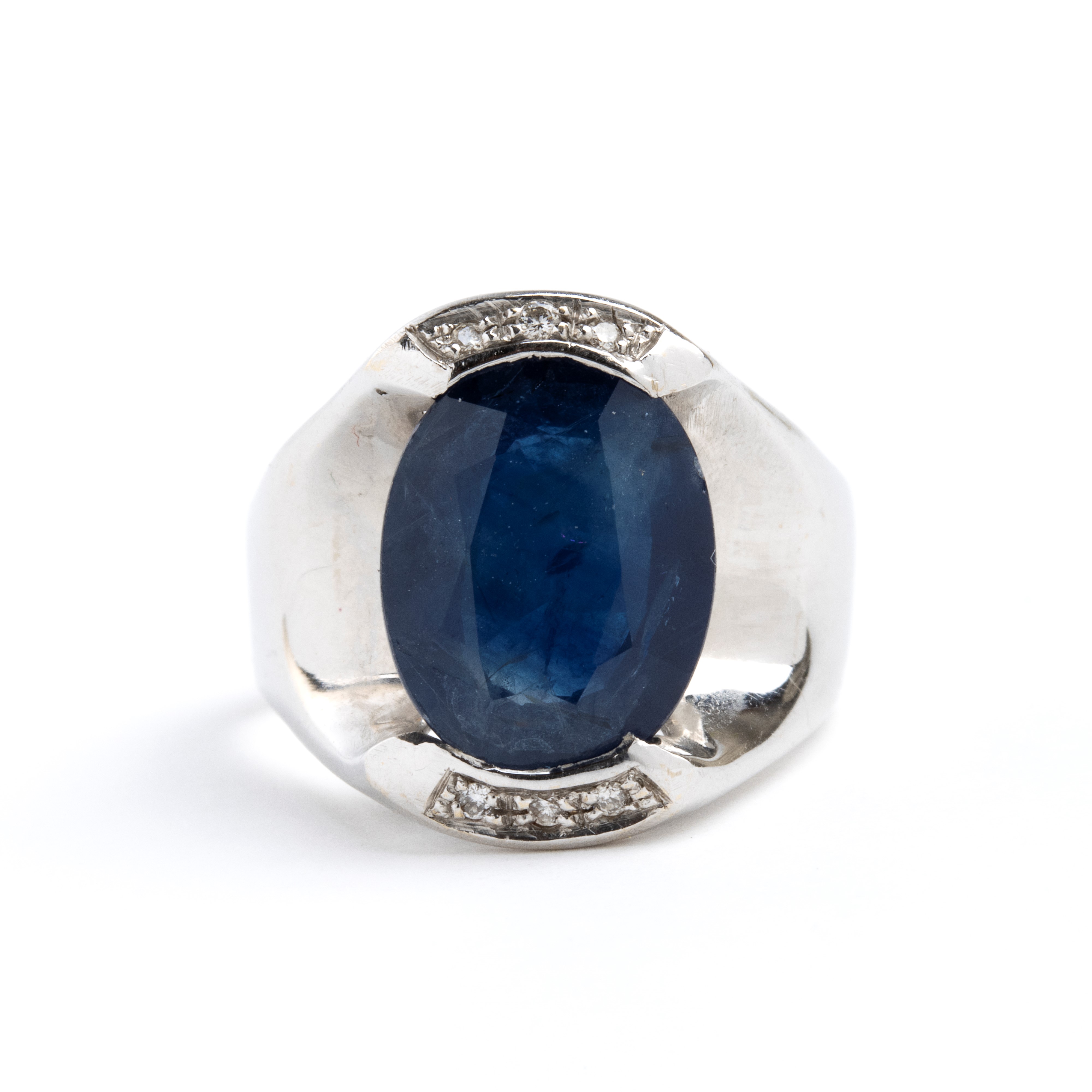 Anello in oro bianco con zaffiro ovale e diamanti