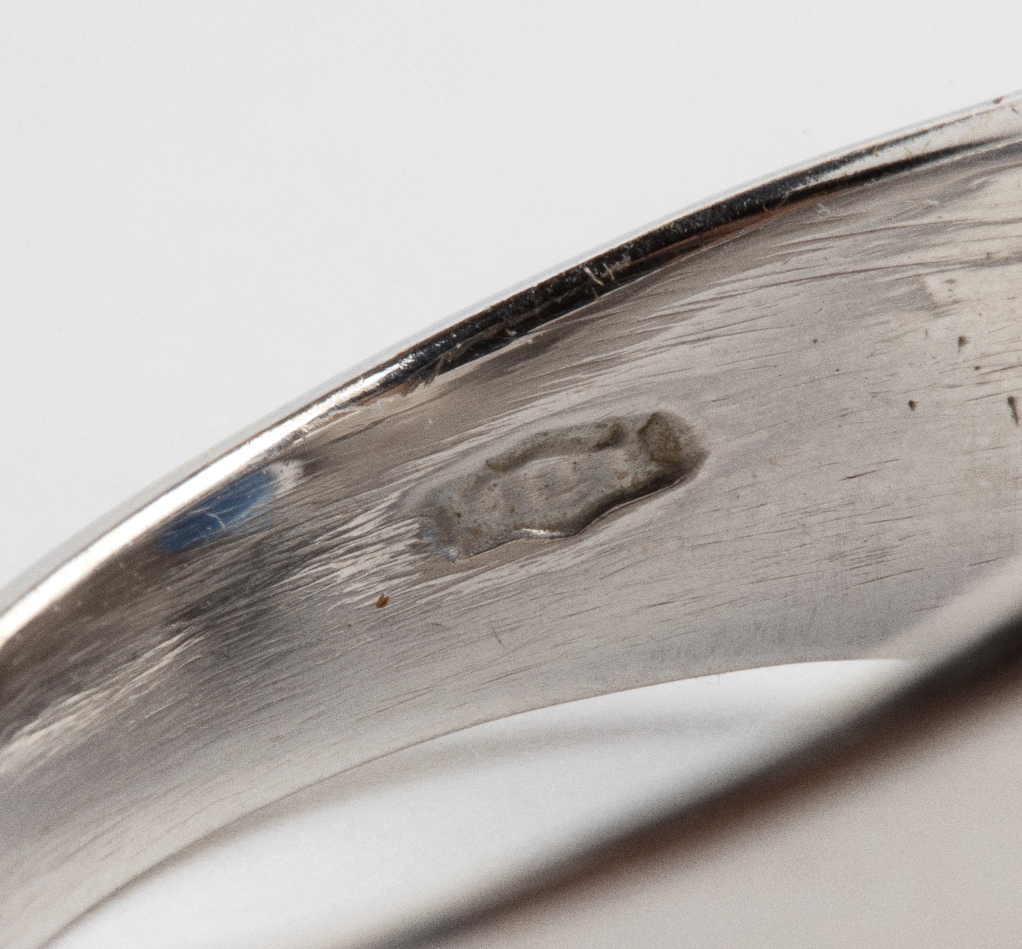 Anello in oro bianco con zaffiro ovale e diamanti