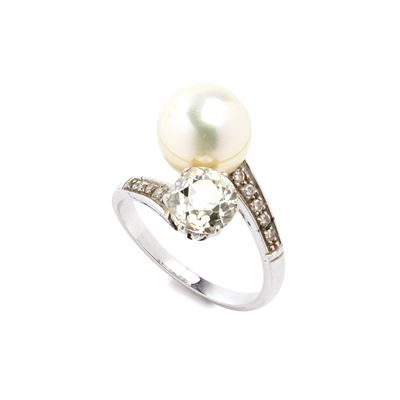 Anello in oro bianco con diamante taglio vecchio europeo e perla coltivata d’acqua salata