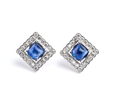 Orecchini, oro bianco 18k, zaffiri cabochon e diamanti taglio brillante