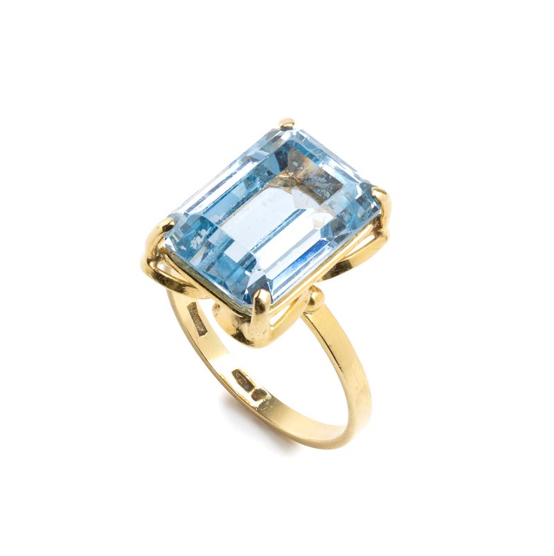 Anello in oro giallo 18k con topazio
