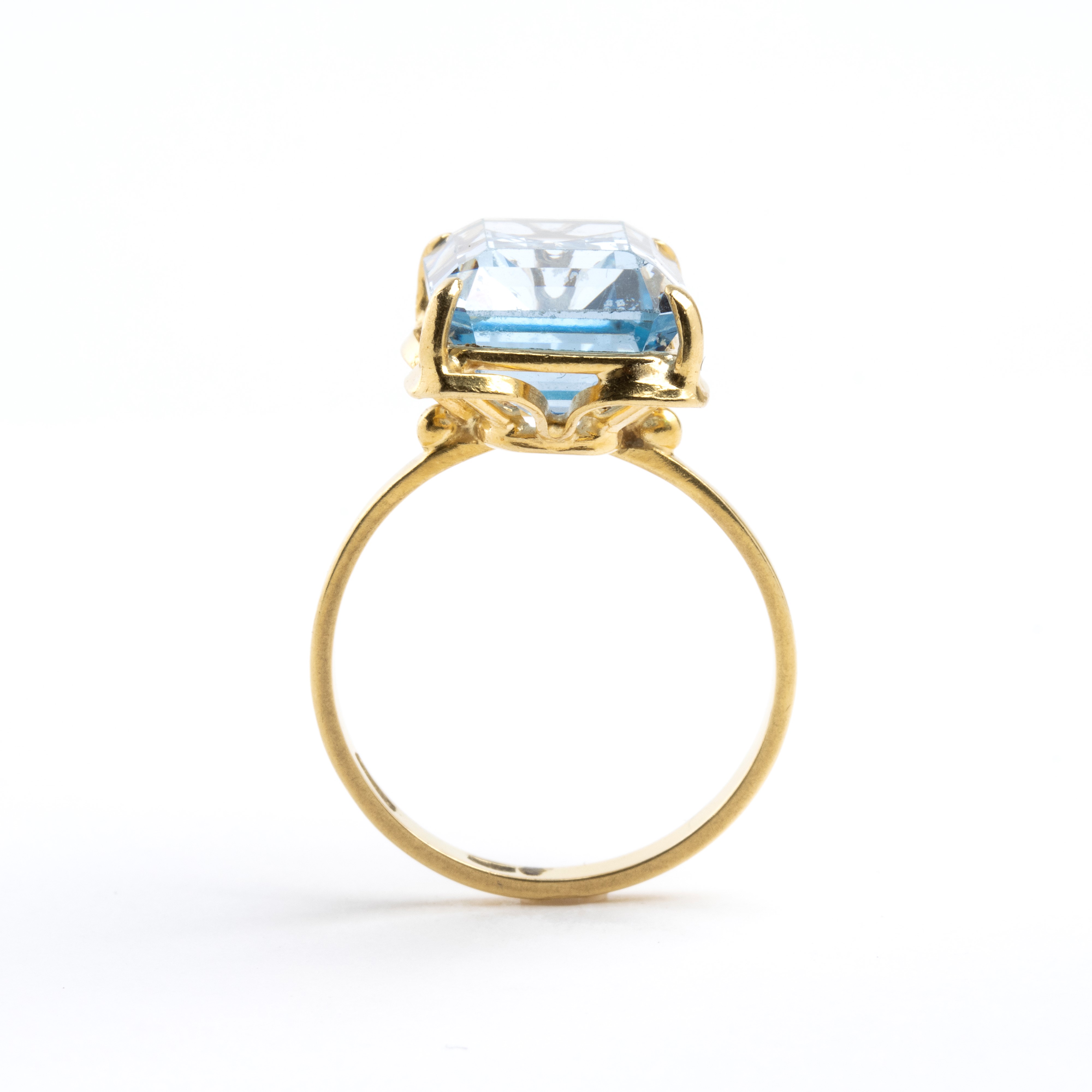 Anello in oro giallo 18k con topazio