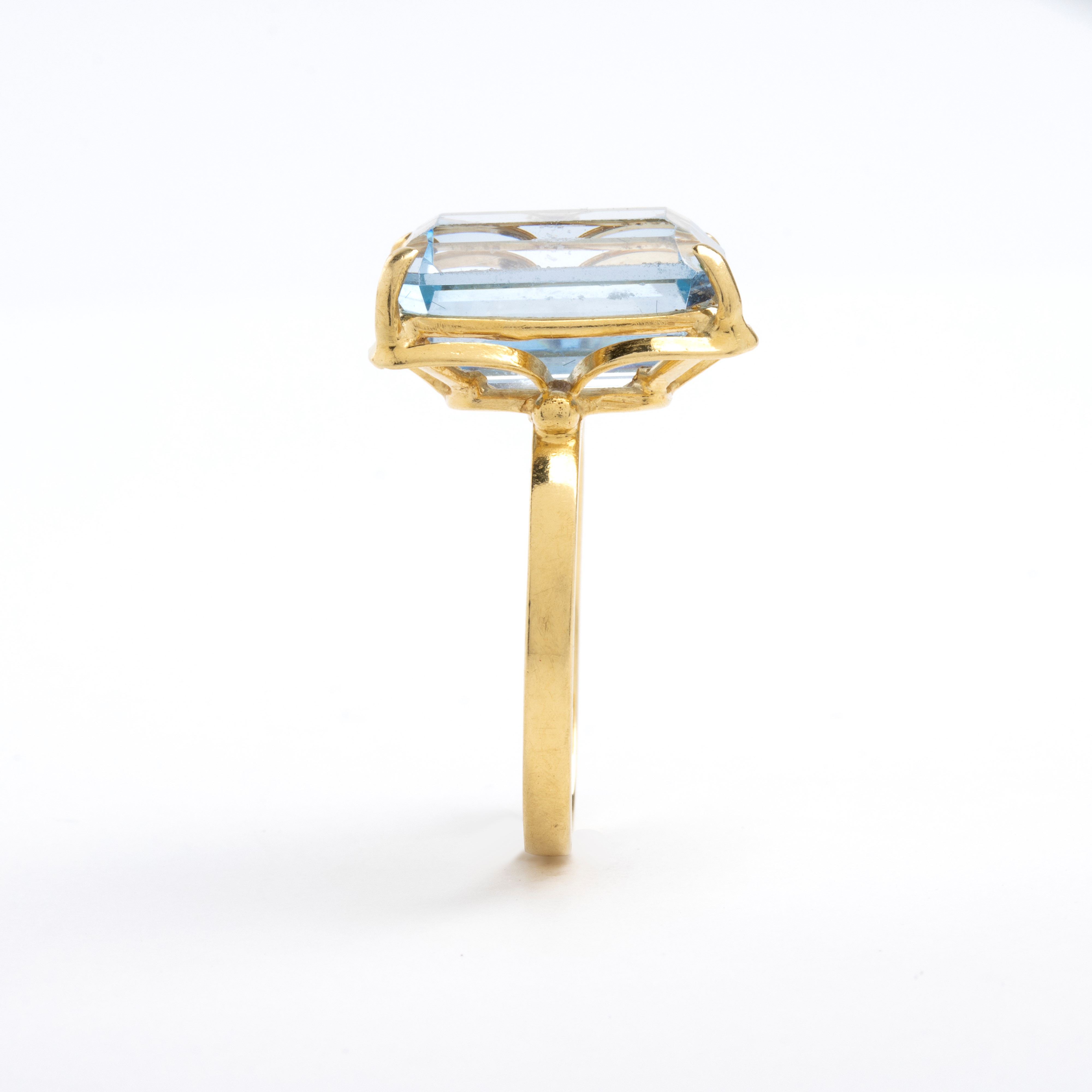 Anello in oro giallo 18k con topazio